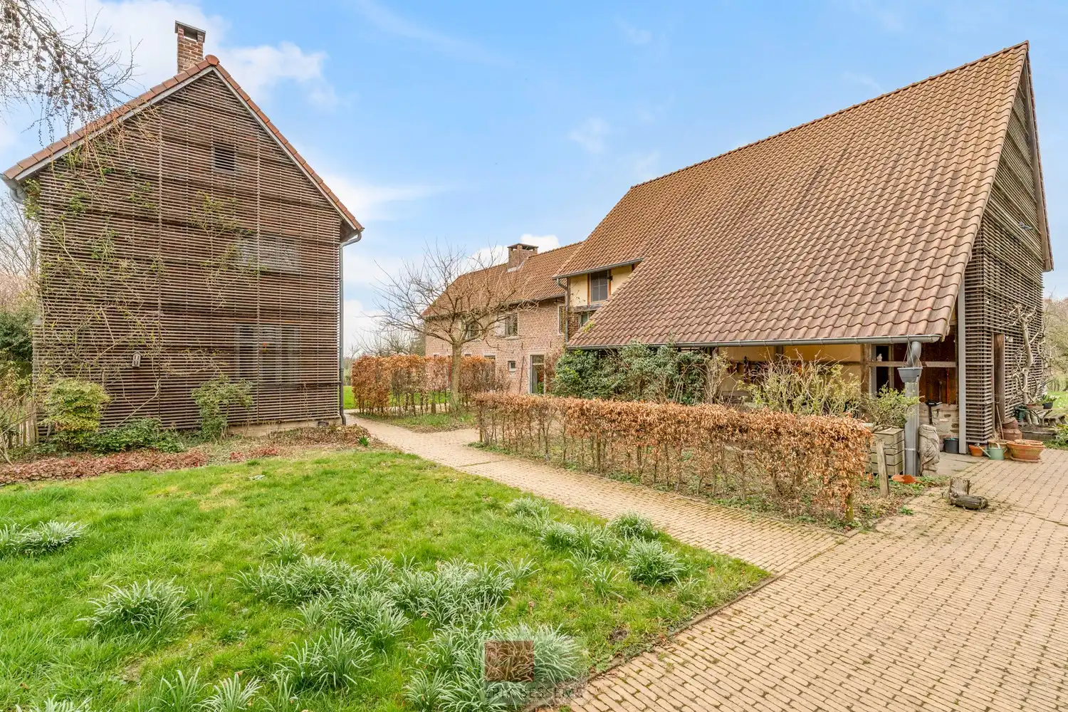 Een zeer karaktervol woonerf van maar liefst 3996 m² met bijzondere uitstraling, bestaande uit een prachtige hoofdwoning (voormalige schuur en stallen) en een charmant vakwerkhuis. foto 41