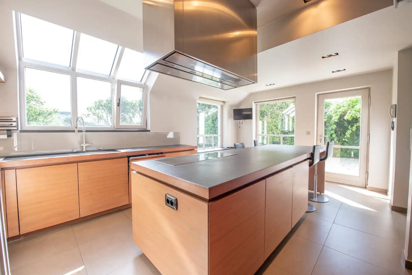 Charmante villa met praktijkruimte op 1023 m² in Zulte foto 9