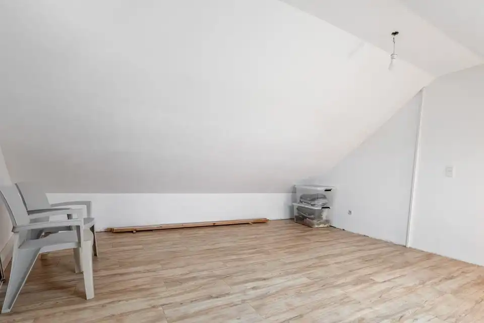 INSTAPKLARE HALFOPEN BEBOUWING MET ZONNEPANELEN EN TERRAS IN TONGEREN foto 24