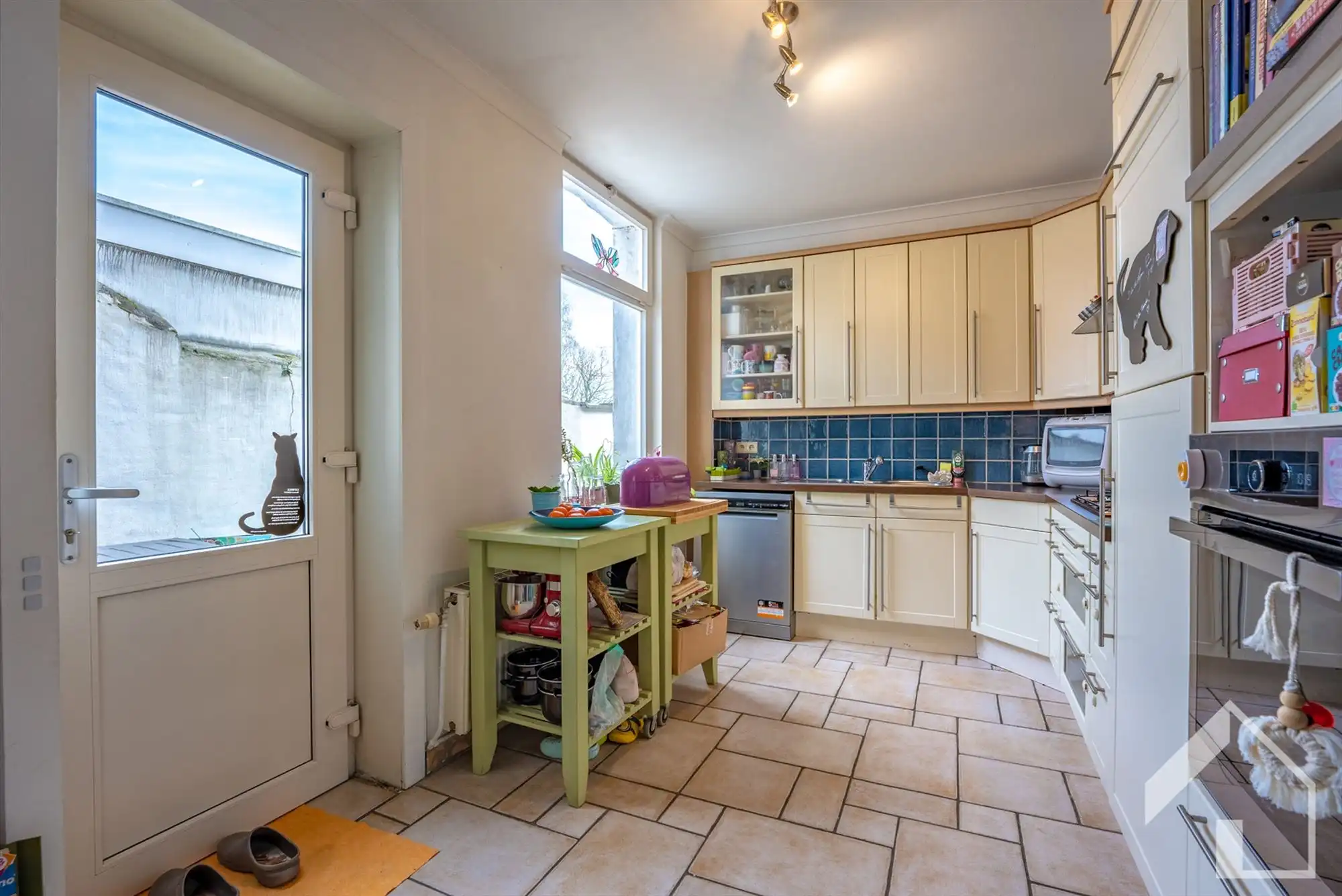 Ruime woning met 4 slaapkamers in rustige straat foto 6