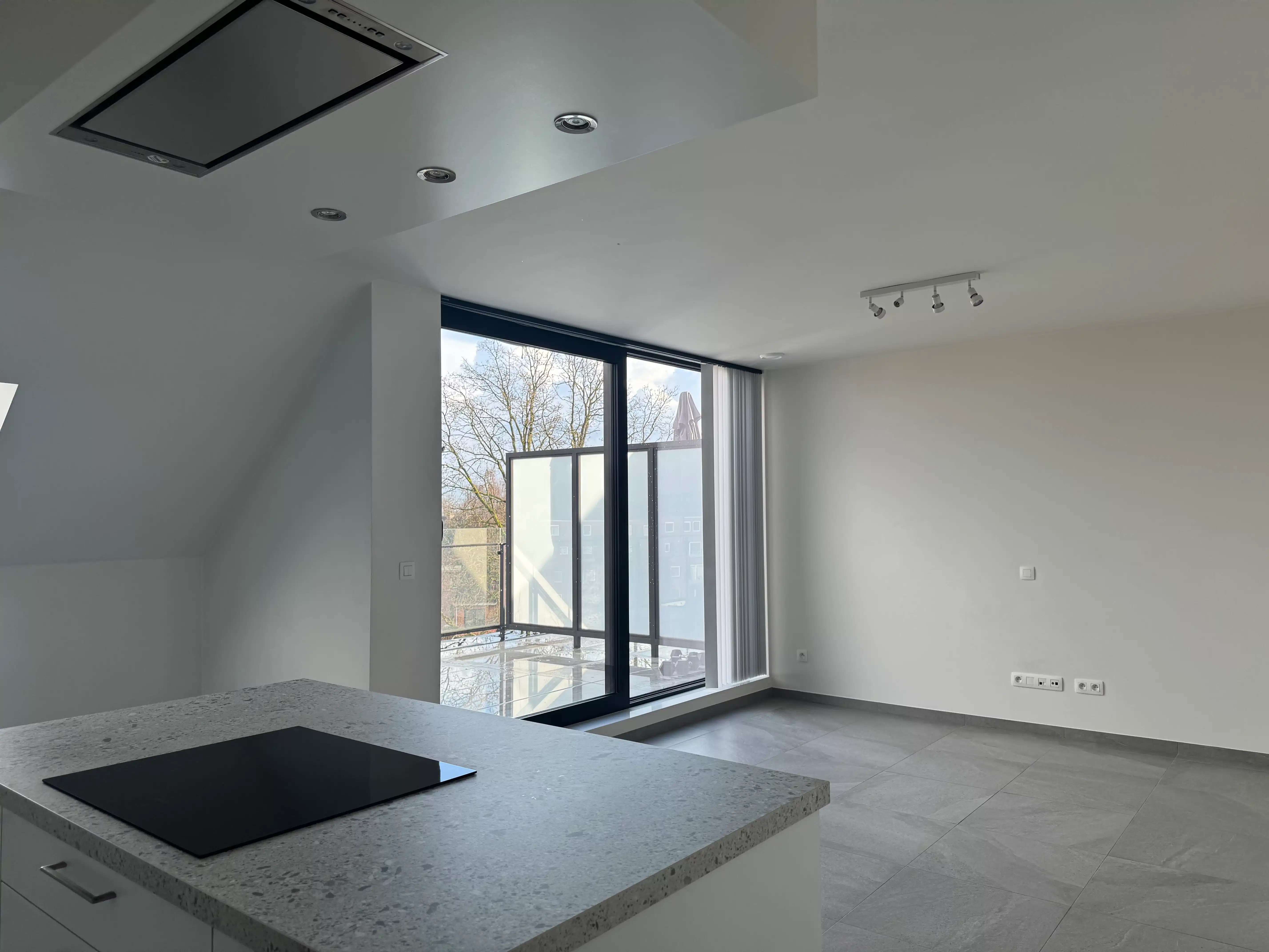 Modern appartement met 1 slaapkamer en een ruim terras foto 6