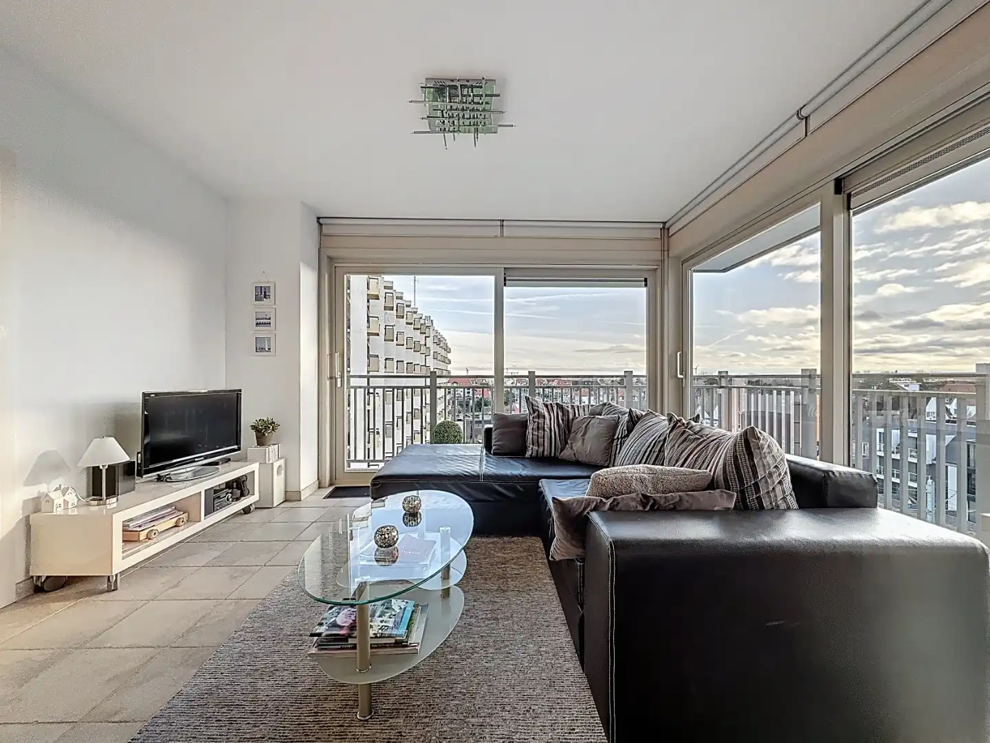 Stijlvol hoekappartement nabij de zee, de winkelstraat en de havengeul, met mooi uitzicht foto {{pictureIndex}}