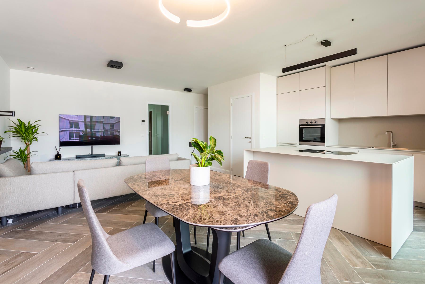Volledig bemeubeld appartement met terrassen op Nieuw Zuid foto {{pictureIndex}}