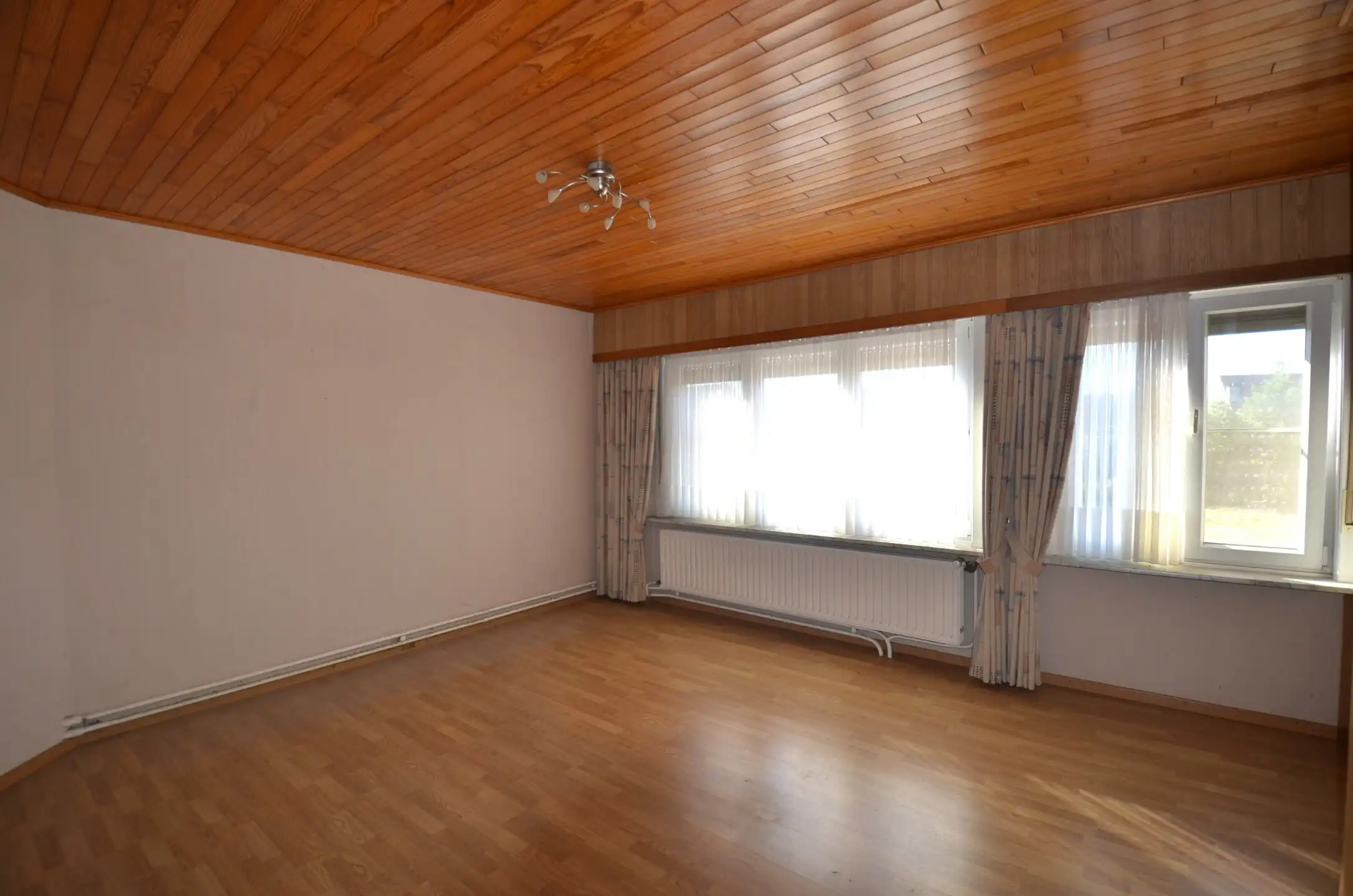 Te renoveren woning met 3 slaapkamers, tuintje en dubbele garage foto 16