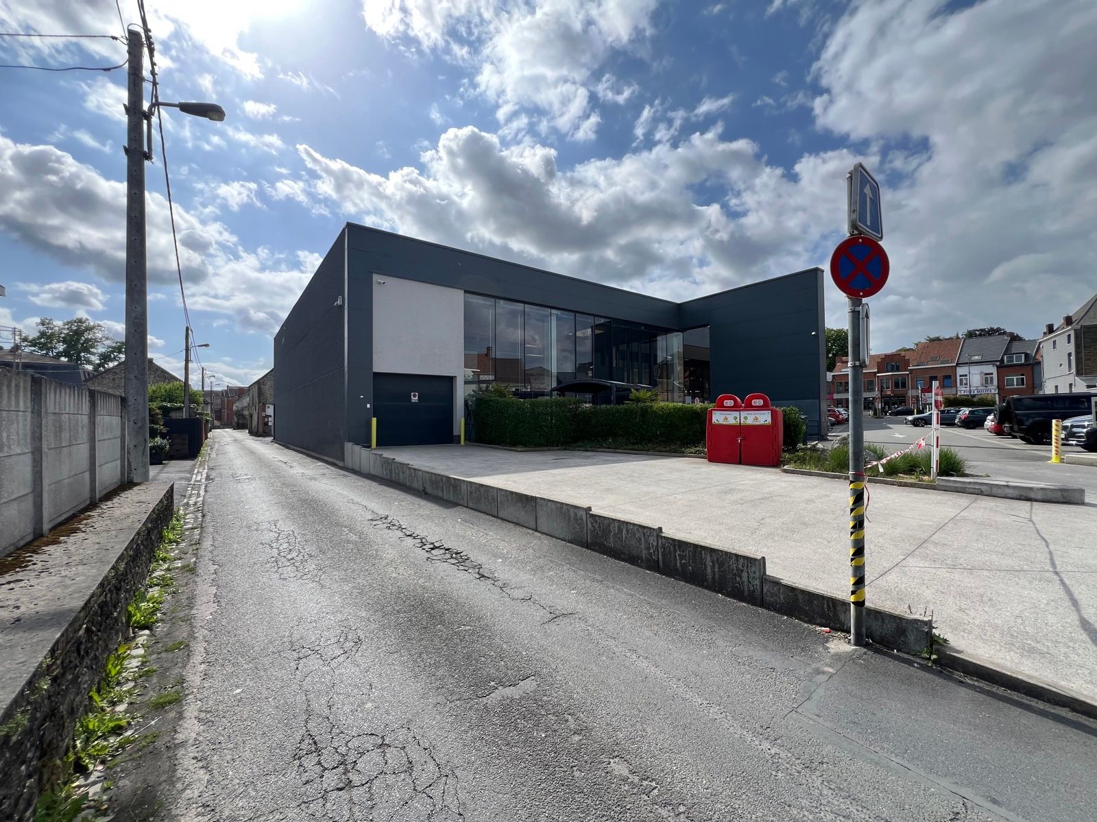 Commercieel gelijkvloers te huur in het centrum van Péruwelz. foto 4