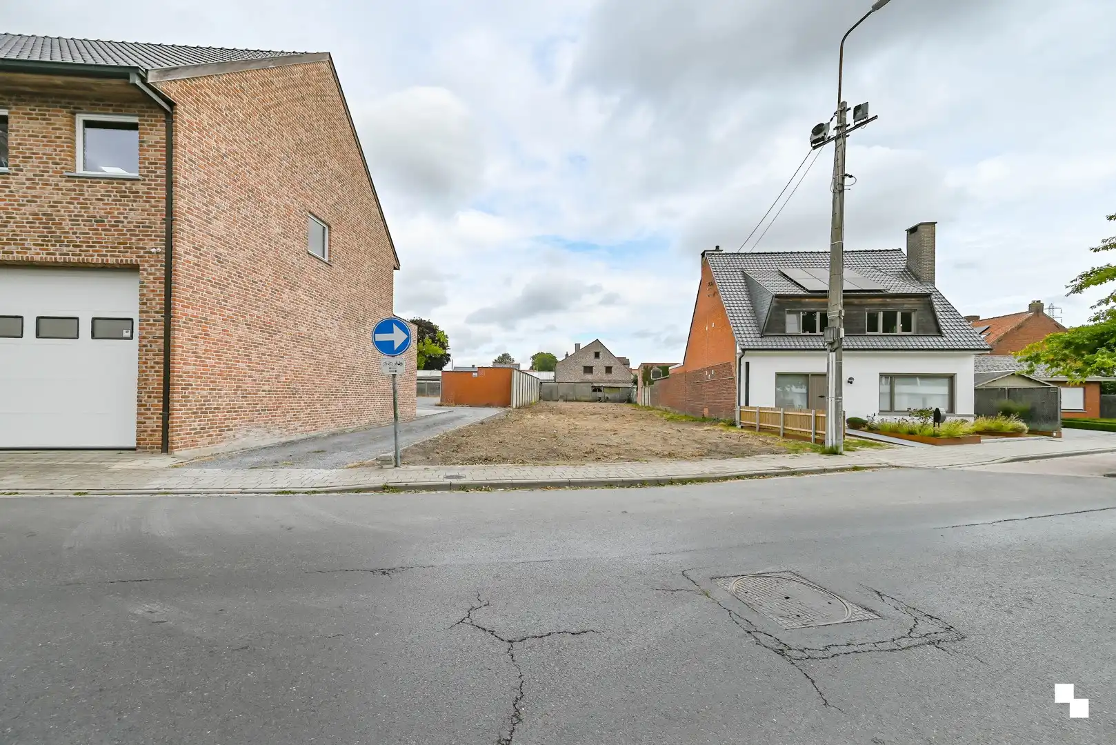 Bouwgrond zonder bouwverplichting van 551 m² voor halfopen bebouwing te Emelgem foto {{pictureIndex}}
