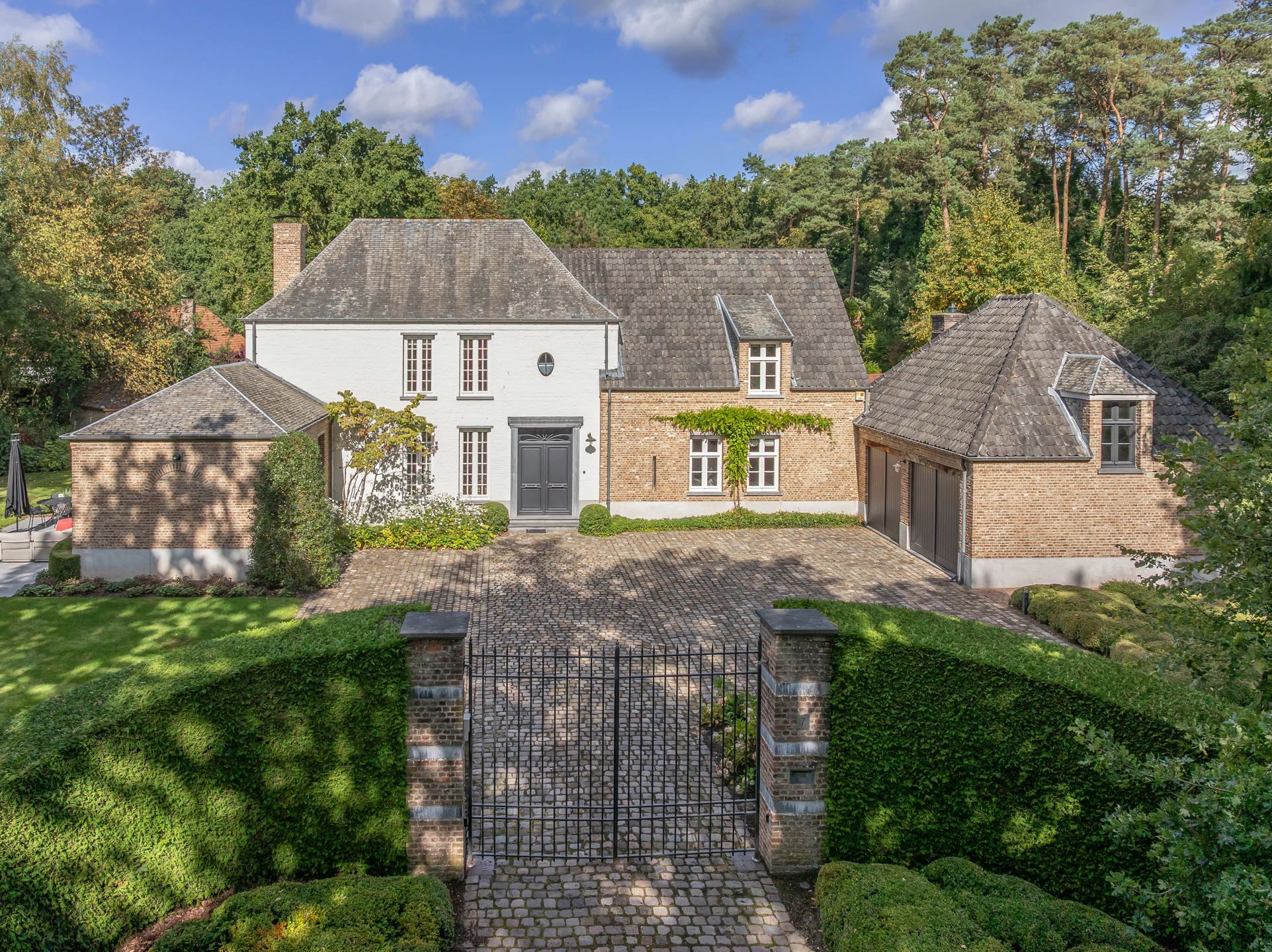 Luxueuze villa in het Exclusieve Hof ter Linden. foto {{pictureIndex}}