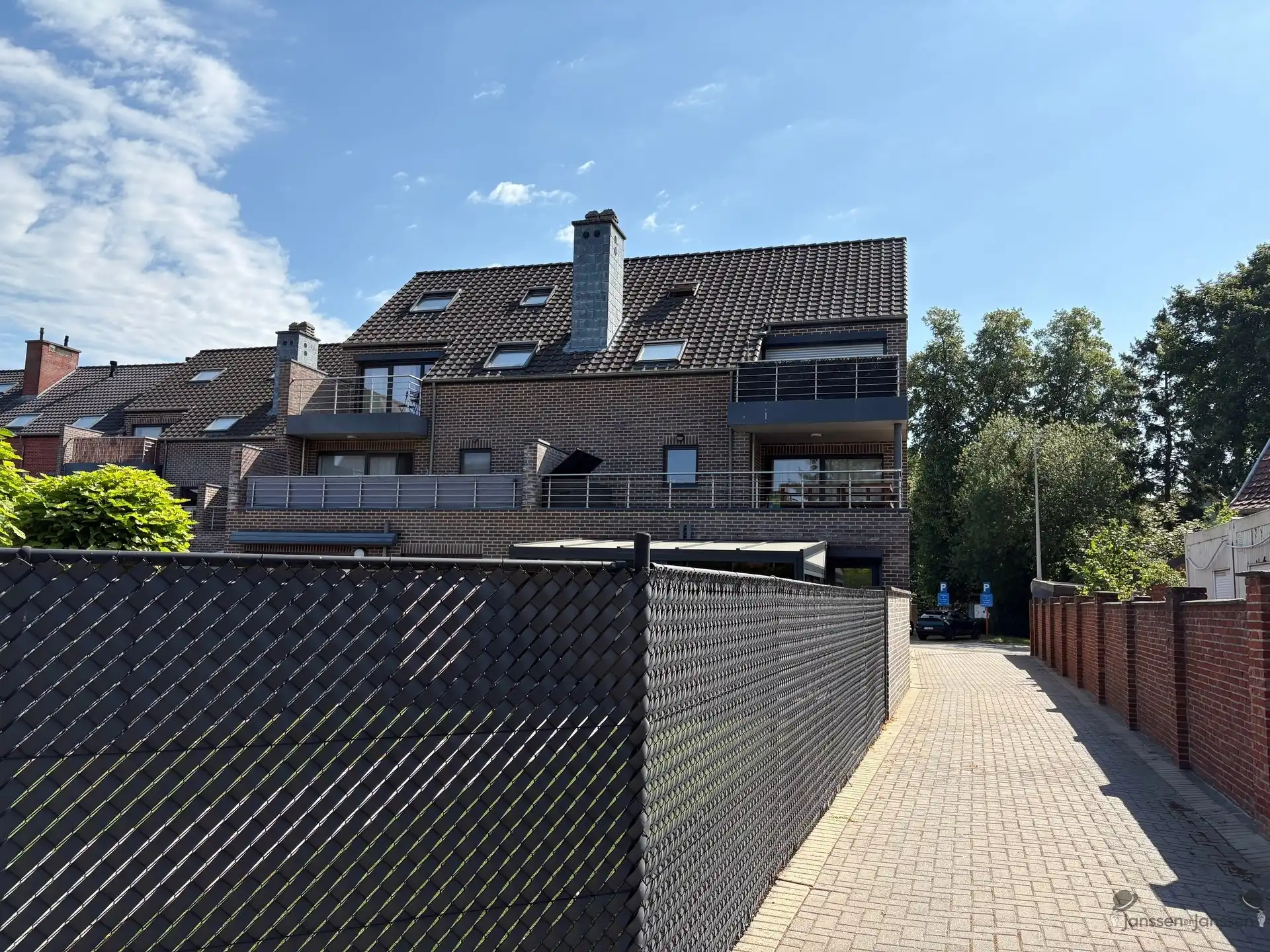 Ruim duplex appartement met terras en ondergrondse staanplaats te huur in Leopoldsburg  foto 24