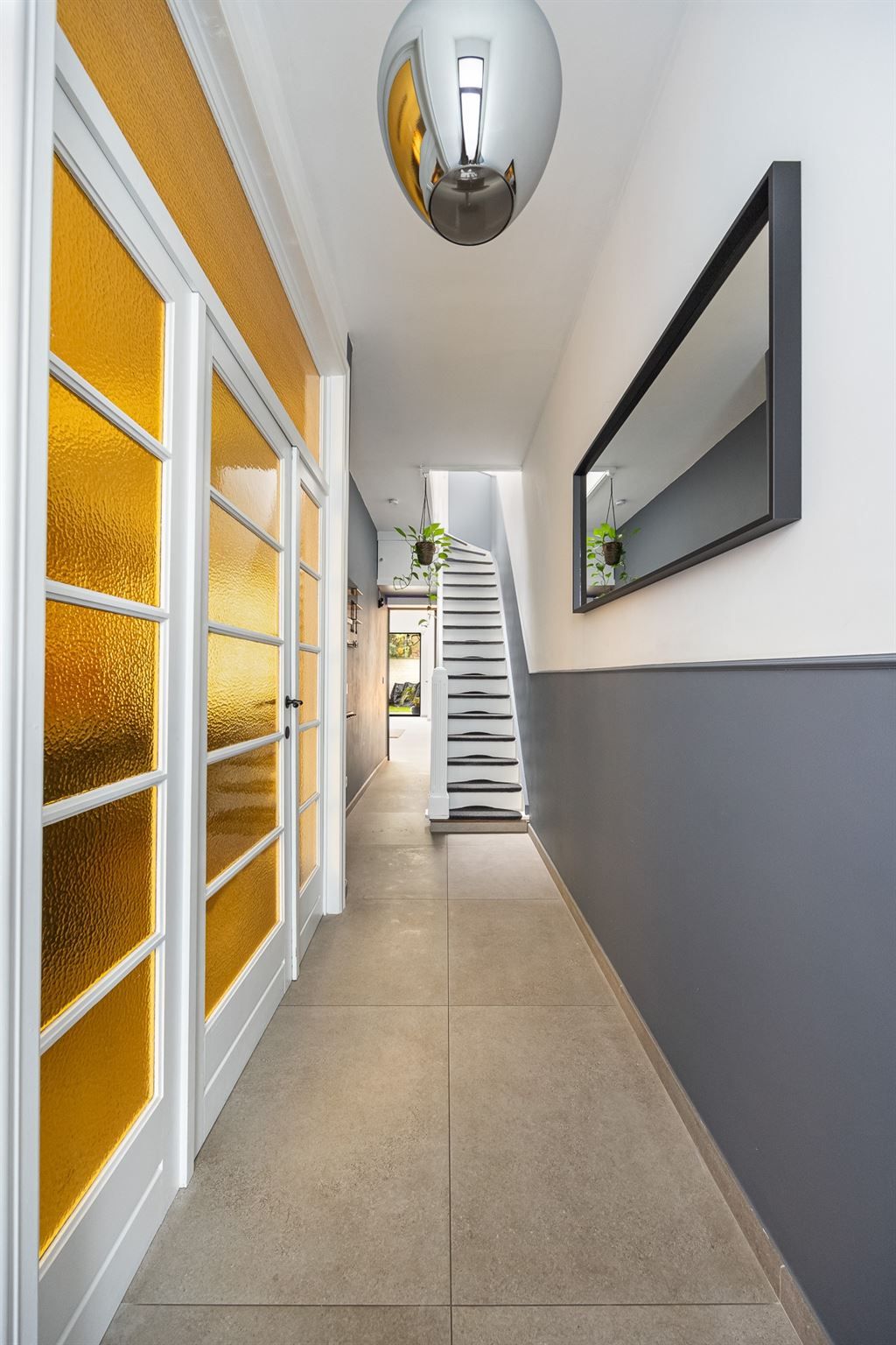 Gerenoveerde woning met zonnige tuin op toplocatie foto 11