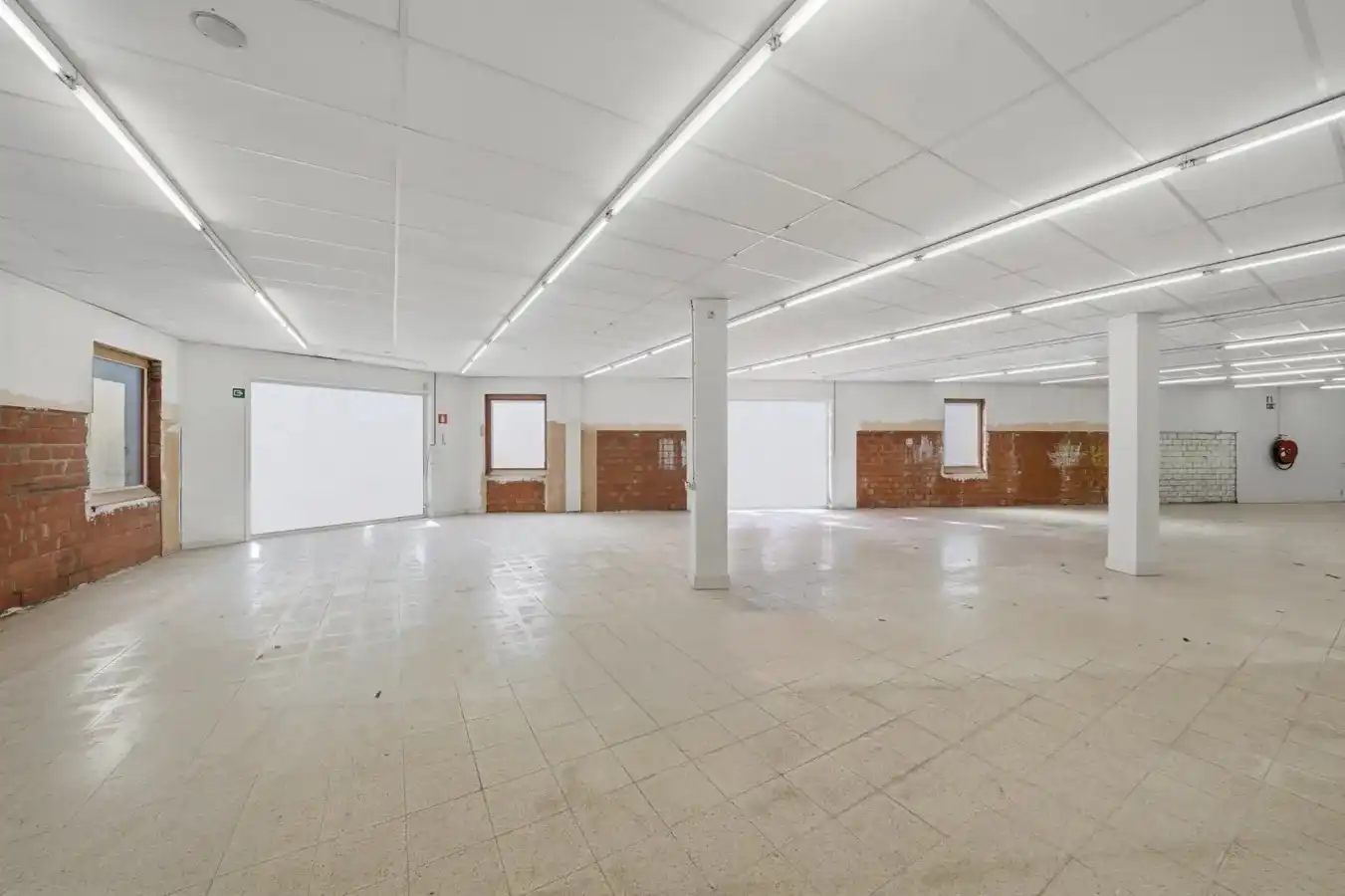 Te koop: Ruim handelspand met uitstekende visibiliteit in het centrum van Torhout foto 7