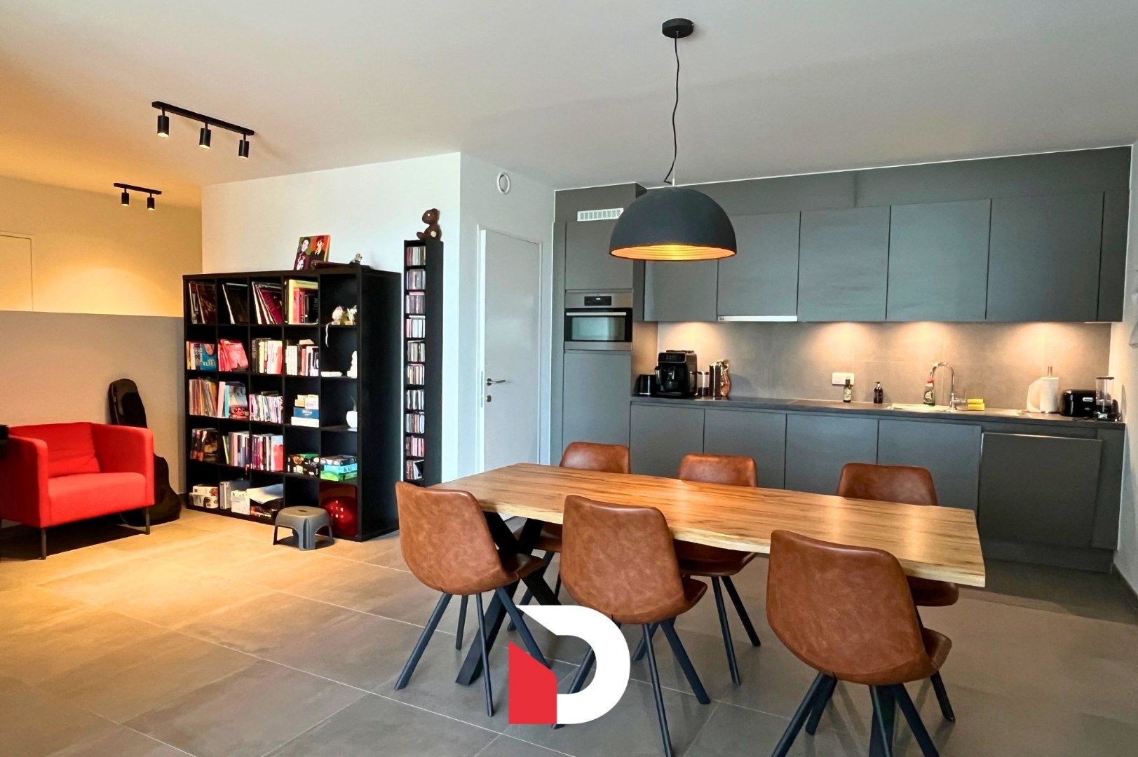 Modern appartement met 2 slaapkamers met ruim terras. foto 3