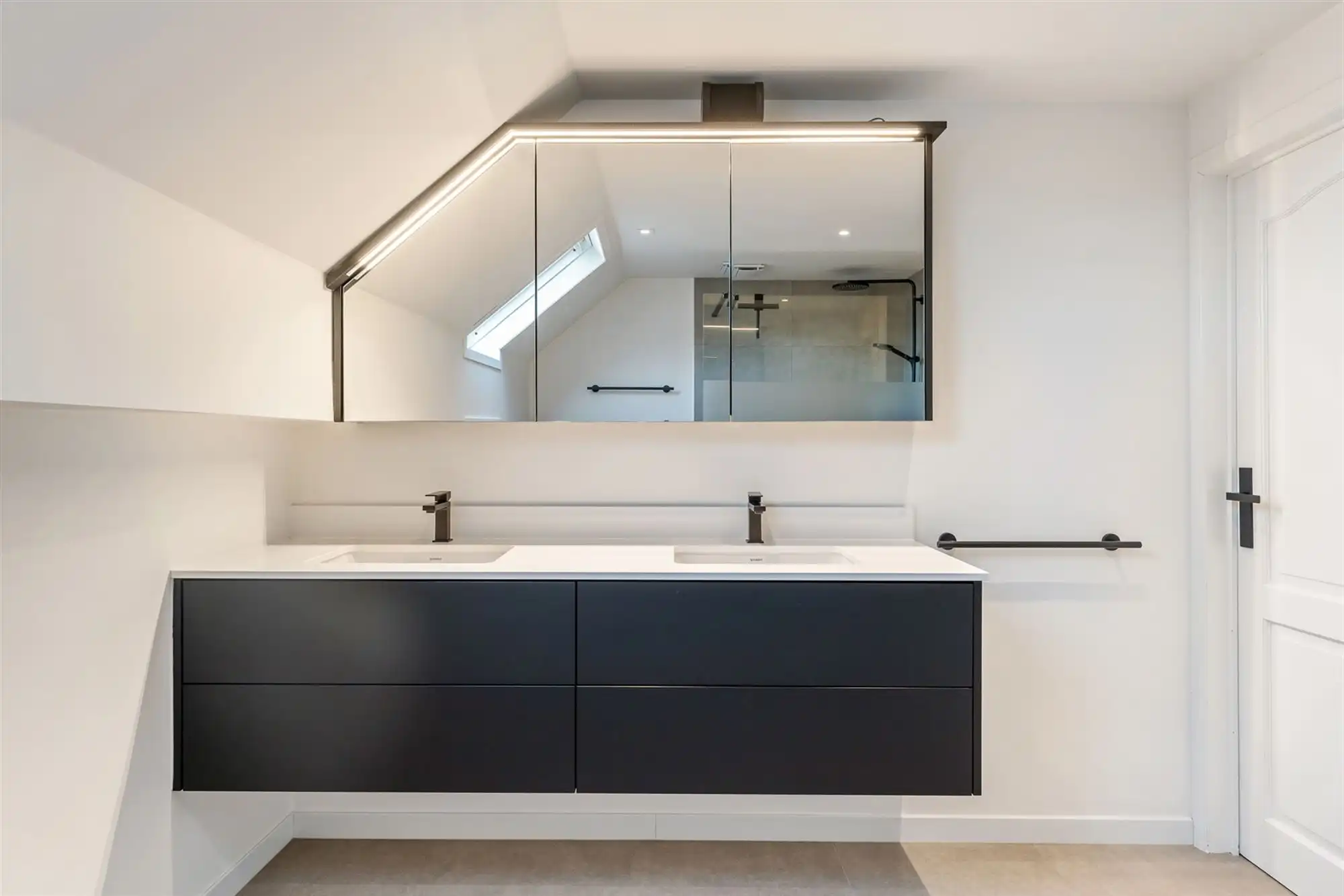 MOOI GERENOVEERDE WONING MET 4 SLAAPKAMERS OP RUSTIGE LIGGING VLAKBIJ KOERSEL CENTRUM foto 13