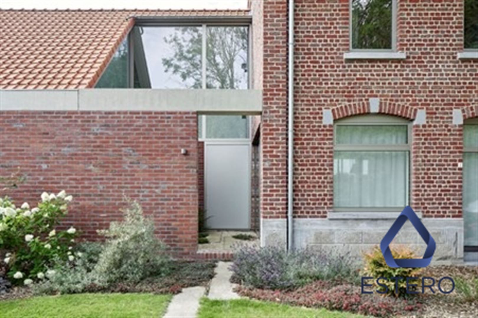 Architecturale topper in doodlopende straat foto 3