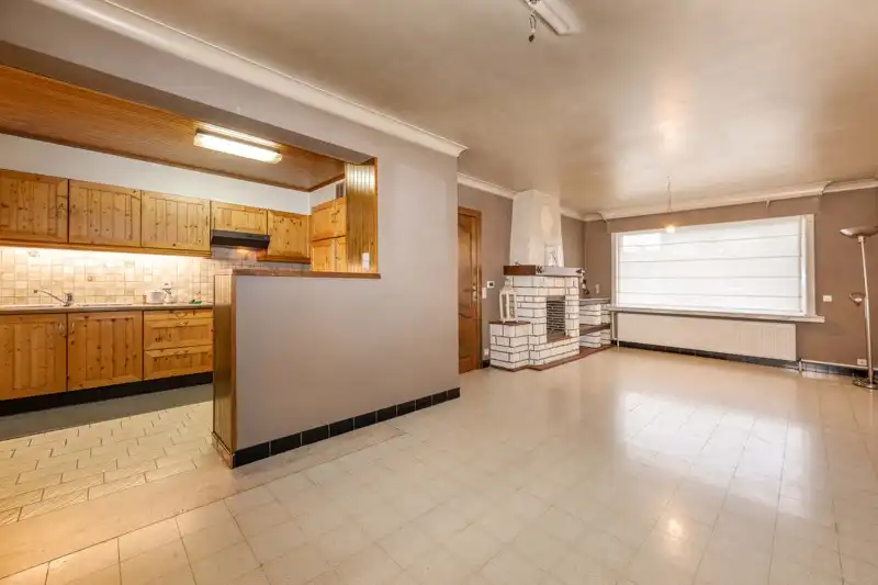 Te renoveren, rustige gelegen halfopen woning met 3 slaapkamers, garage en tuin te koop in Sint-Baafs-Vijve! foto 3