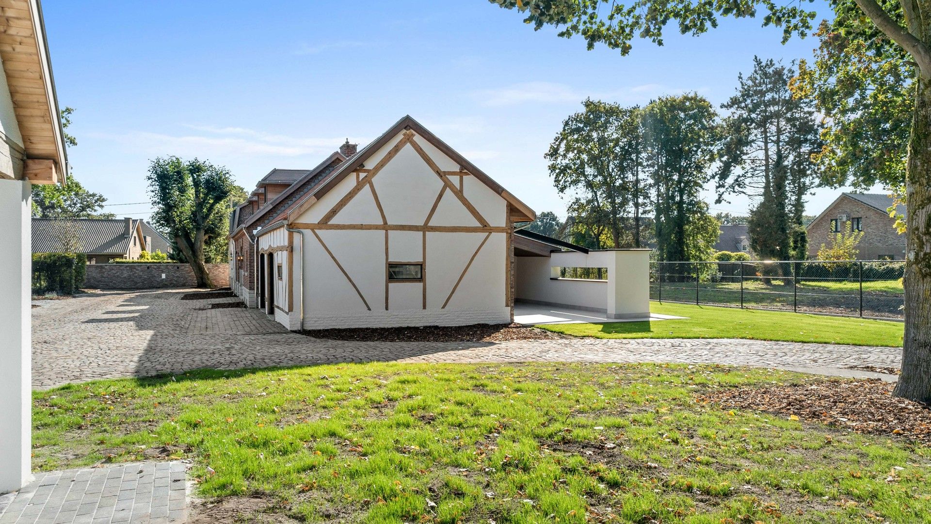 Exclusief landhuis met overdekte piste, buitenpiste en paardenstallen op circa 3 hectare foto 52