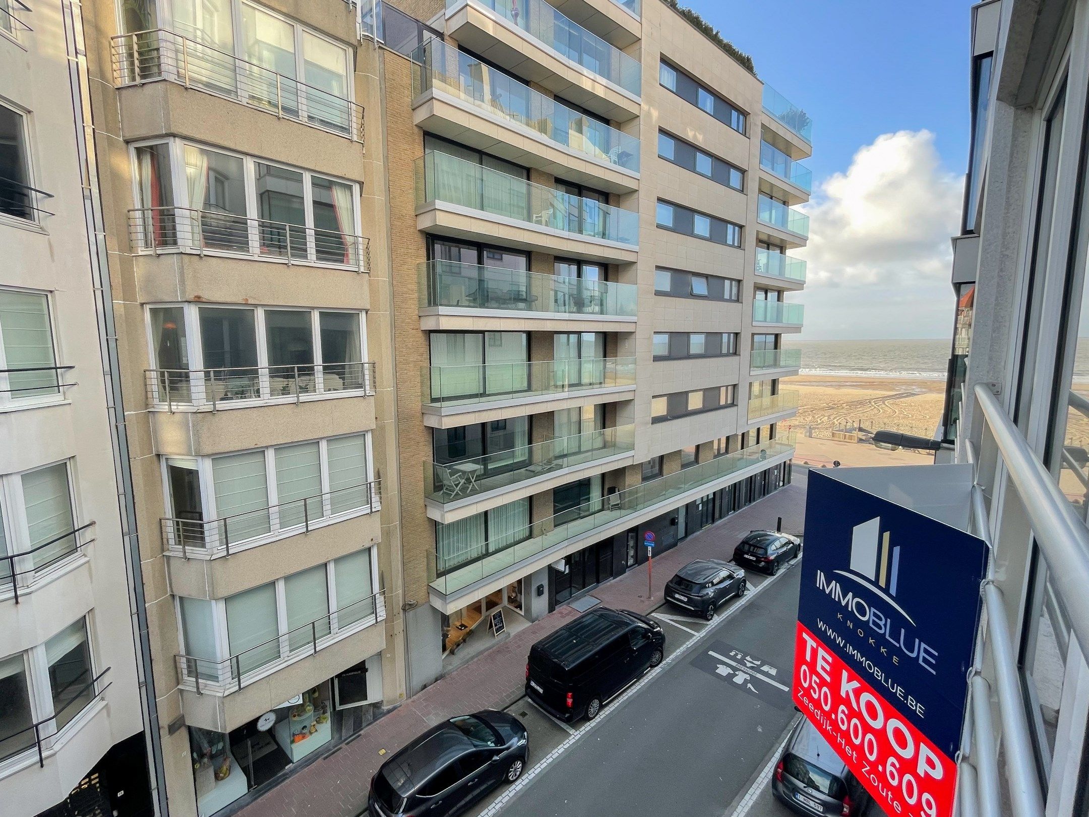 Stijlvol volledig gerenoveerd appartement met zijdelings zeezicht gelegen in het Zoute. foto 3