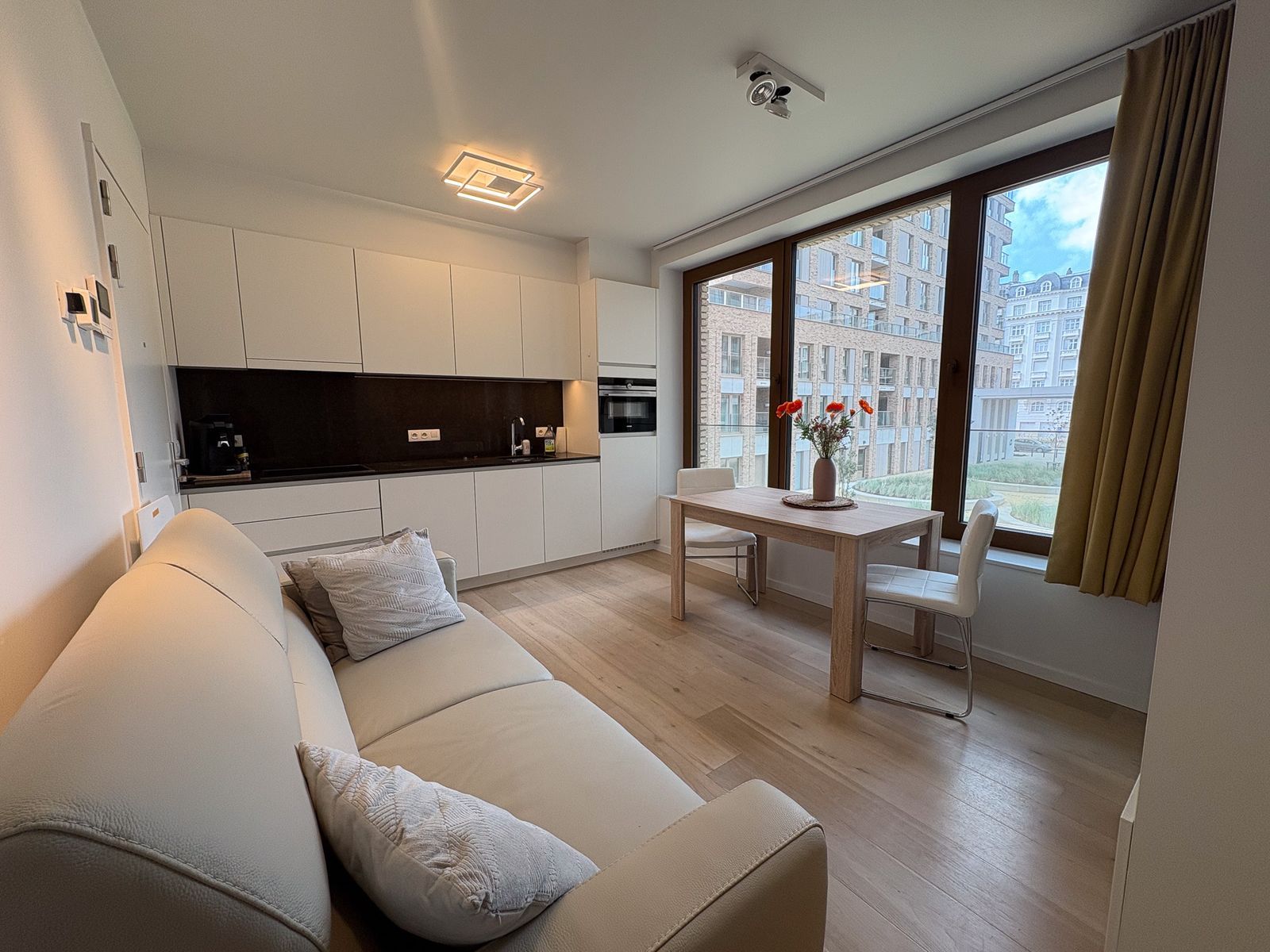 Moderne studio met terras foto 2