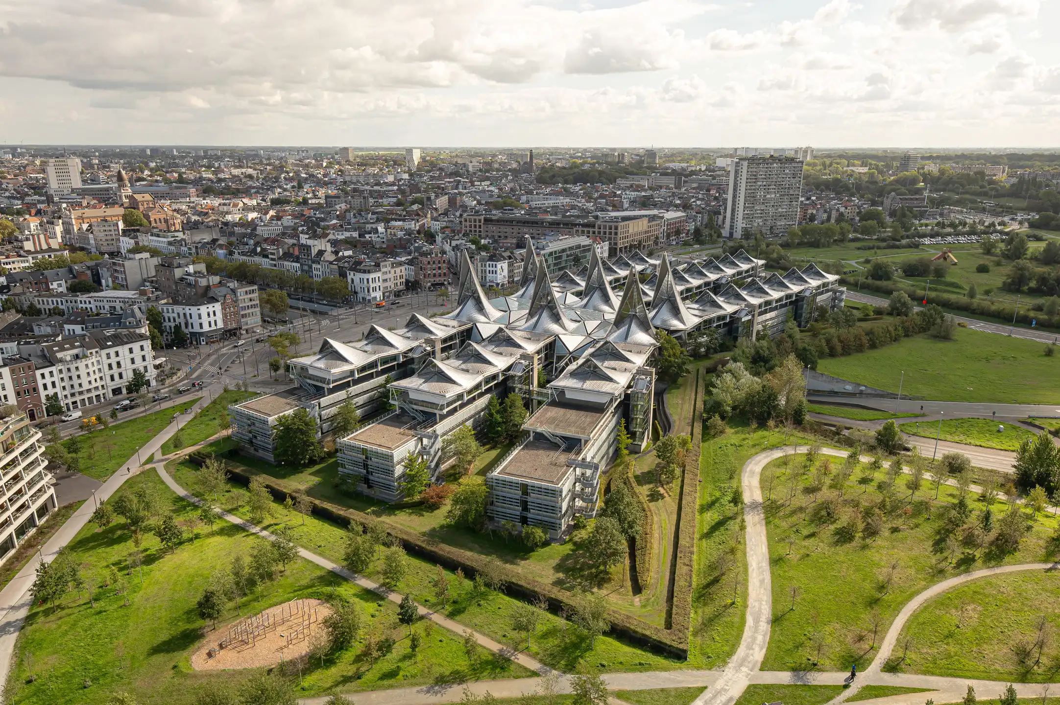 Uitzonderlijk hoekappartement op de 23ste verdieping met zicht over de skyline van Antwerpen.&nbsp; foto 3