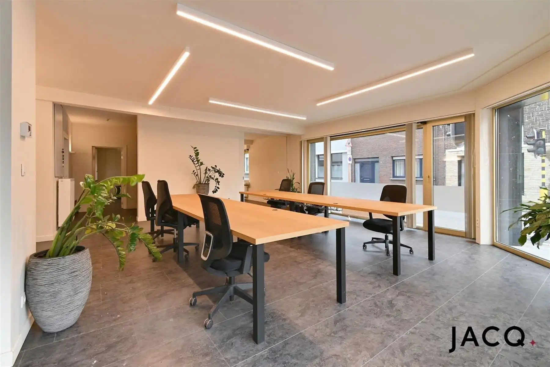 Modern, gerenoveerd kantoor met ruime garage foto 3