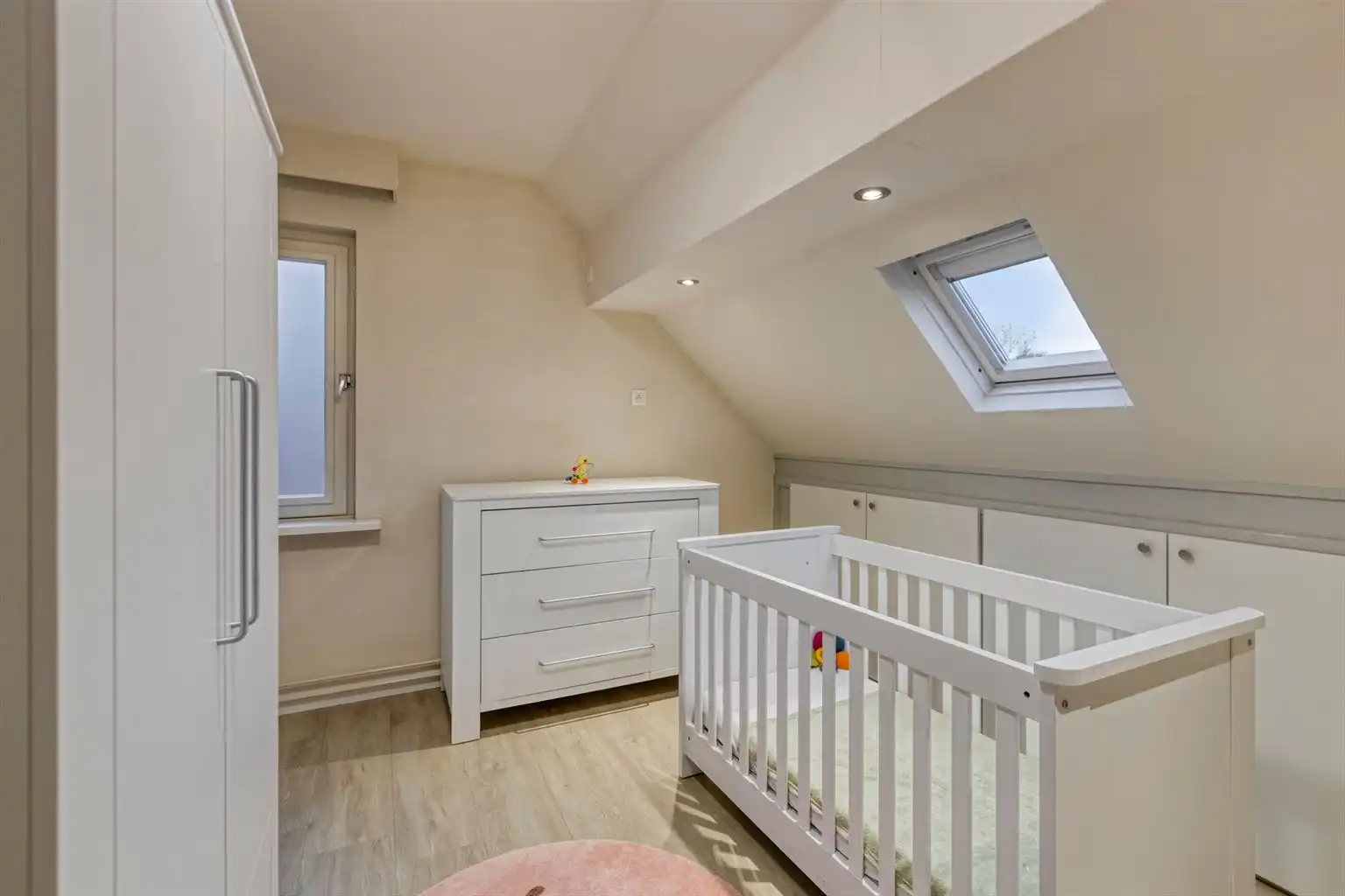 Vrijstaande woning met 3 slaapkamers, inpandige garage en een omheinde tuin, rustig gelegen nabij het centrum van Maaseik. foto 27