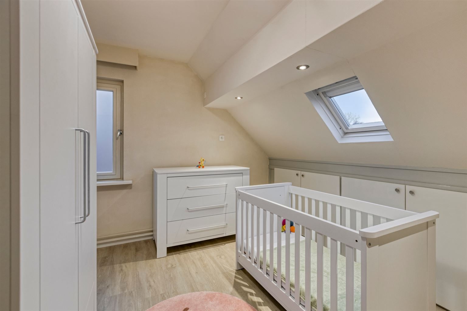 Vrijstaande woning met 3 slaapkamers, inpandige garage en een omheinde tuin, rustig gelegen nabij het centrum van Maaseik. foto 27