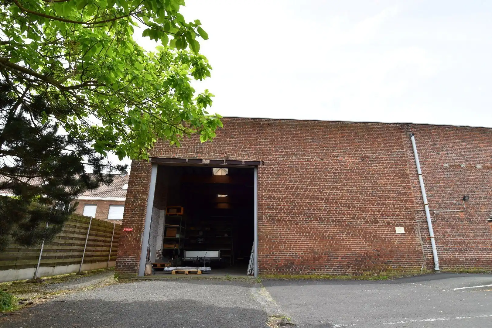 Interessante opbrengsteigendom (204m² kantoor + 3 appartementen + garages/parkings + 295m² loods) op toplocatie in Bissegem foto 5