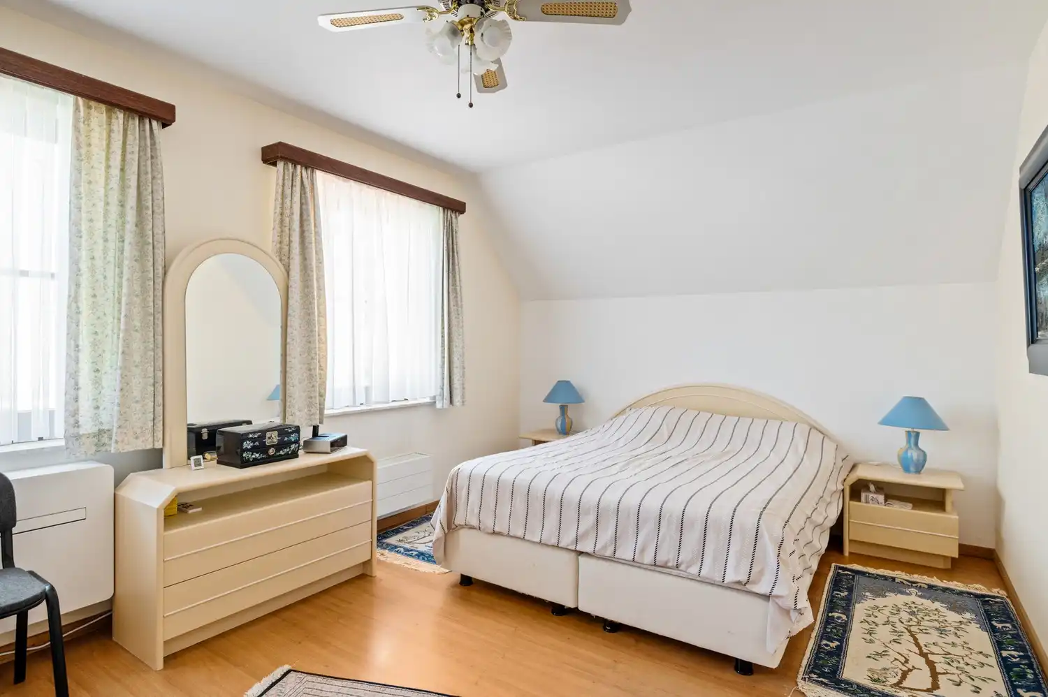 Ruime gezinswoning met 3 slaapkamers, veranda, garage en zonnige tuin foto 11