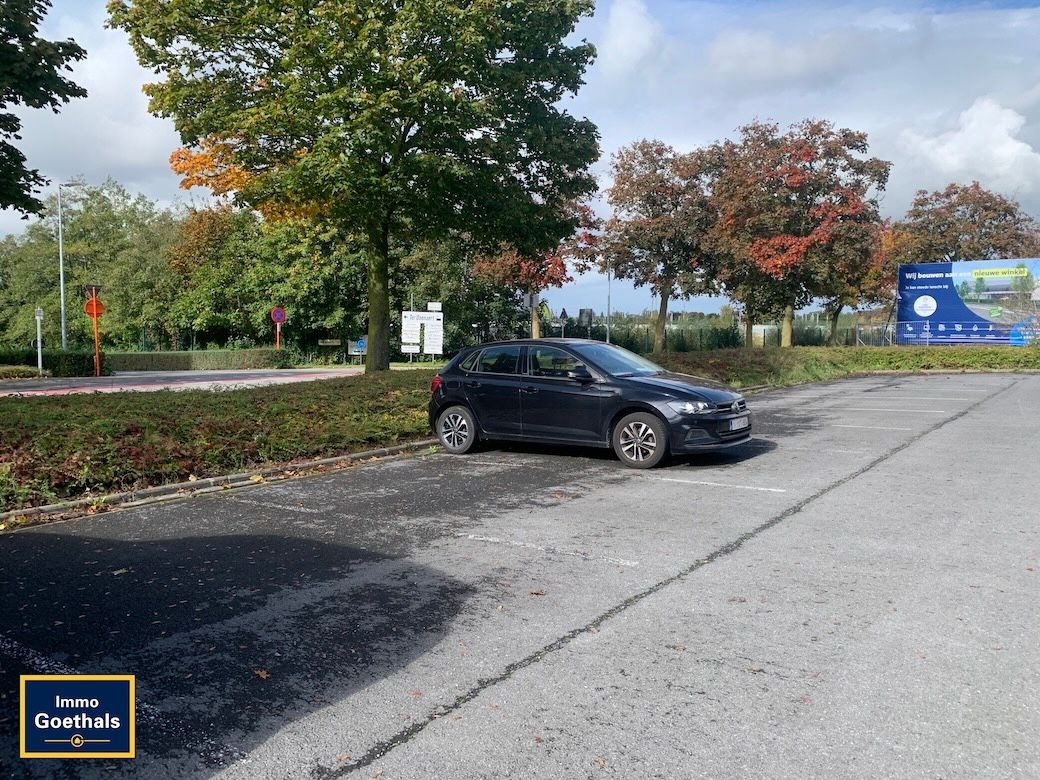 Zeer goed bereikbaar magazijn met vernieuwde kantoren aan R8 in Kortrijk. foto 2