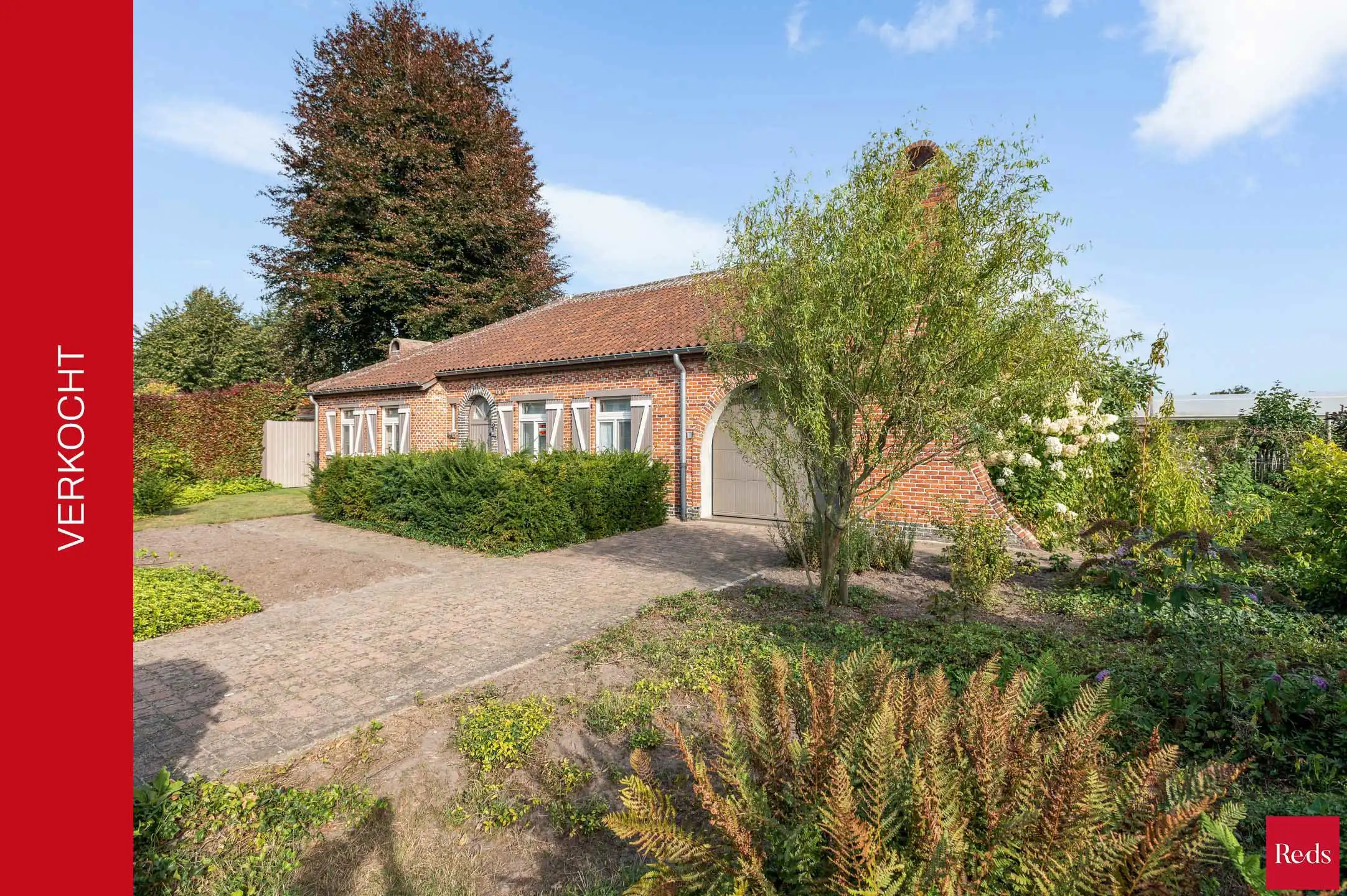 Mooie open bebouwing met knappe tuin in een rustige woonwijk foto {{pictureIndex}}
