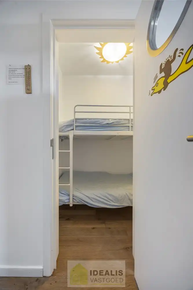 IDEALIS VASTGOED - HEERLIJK GELIJKVLOERS VAKANTIE-APPARTEMENT TE ZEEBRUGGE-BAD OP WANDELAFSTAND VAN HET STRAND EN DE DUINEN! EEN FIJNE PLEK BESTAANDE UIT EEN LICHTRIJKE LEEFRUIMTE MET OPEN KEUKEN EN BERGING, 1 RUIME SLAAPKAMER, 1 INPANDIGE KINDERKAMER, EEN EXTRA RUIM TERRAS EN EEN GOED TOEGANKELIJKE ONDERGRONDSE PARKEERPLAATS (AUTOLIFT) EN KELDERBERGING! foto 27