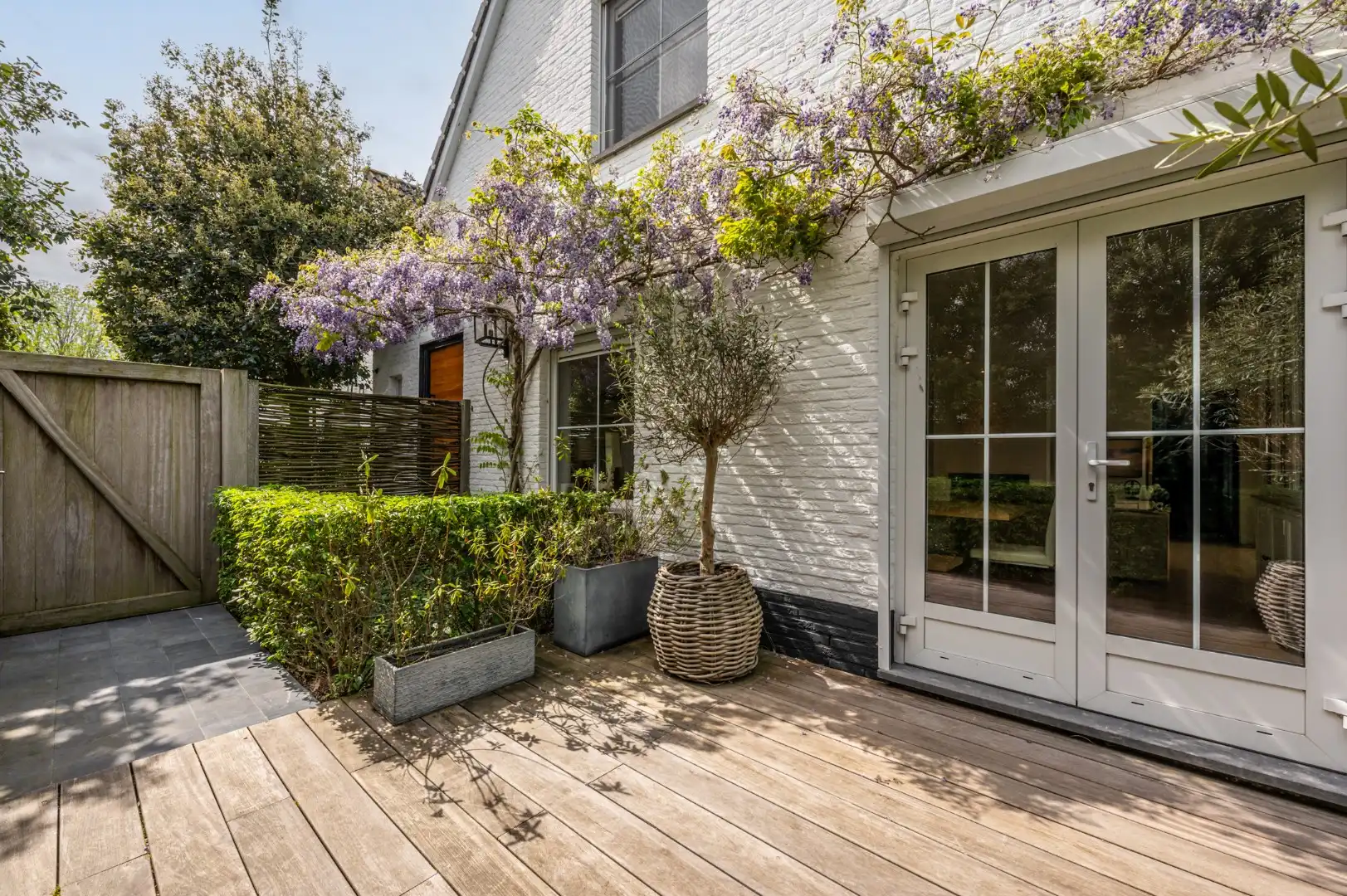 Karaktervolle alleenstaande ruime villa met rondom tuin op korte afstand van het strand  foto 27