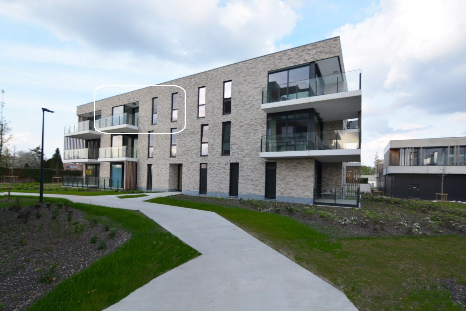 Modern energiezuinig appartement met 2 slpks, terras, autostaanplaats en kelderberging. foto 2