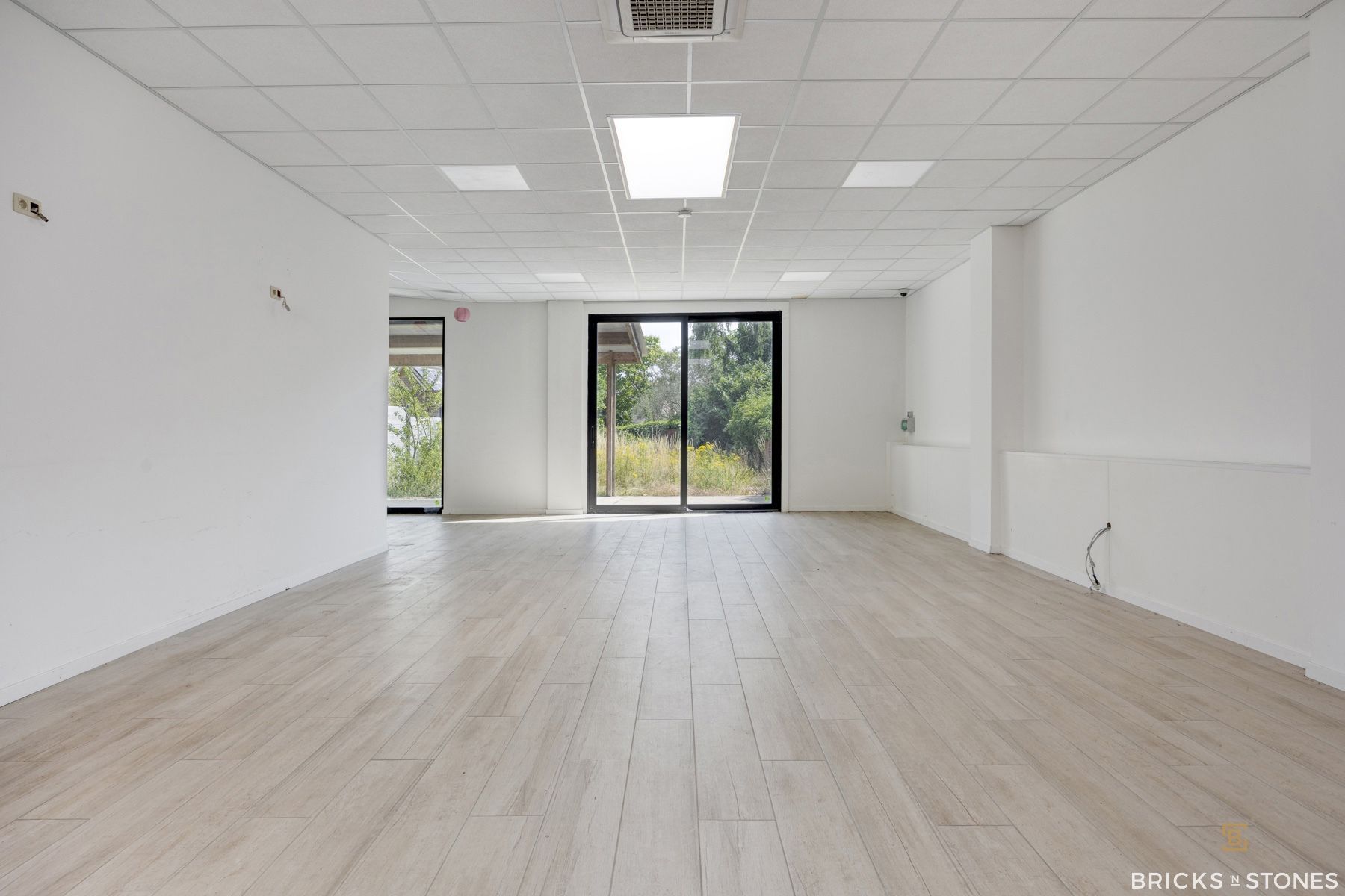 Instapklare woning met riante handelsruimte! foto 3