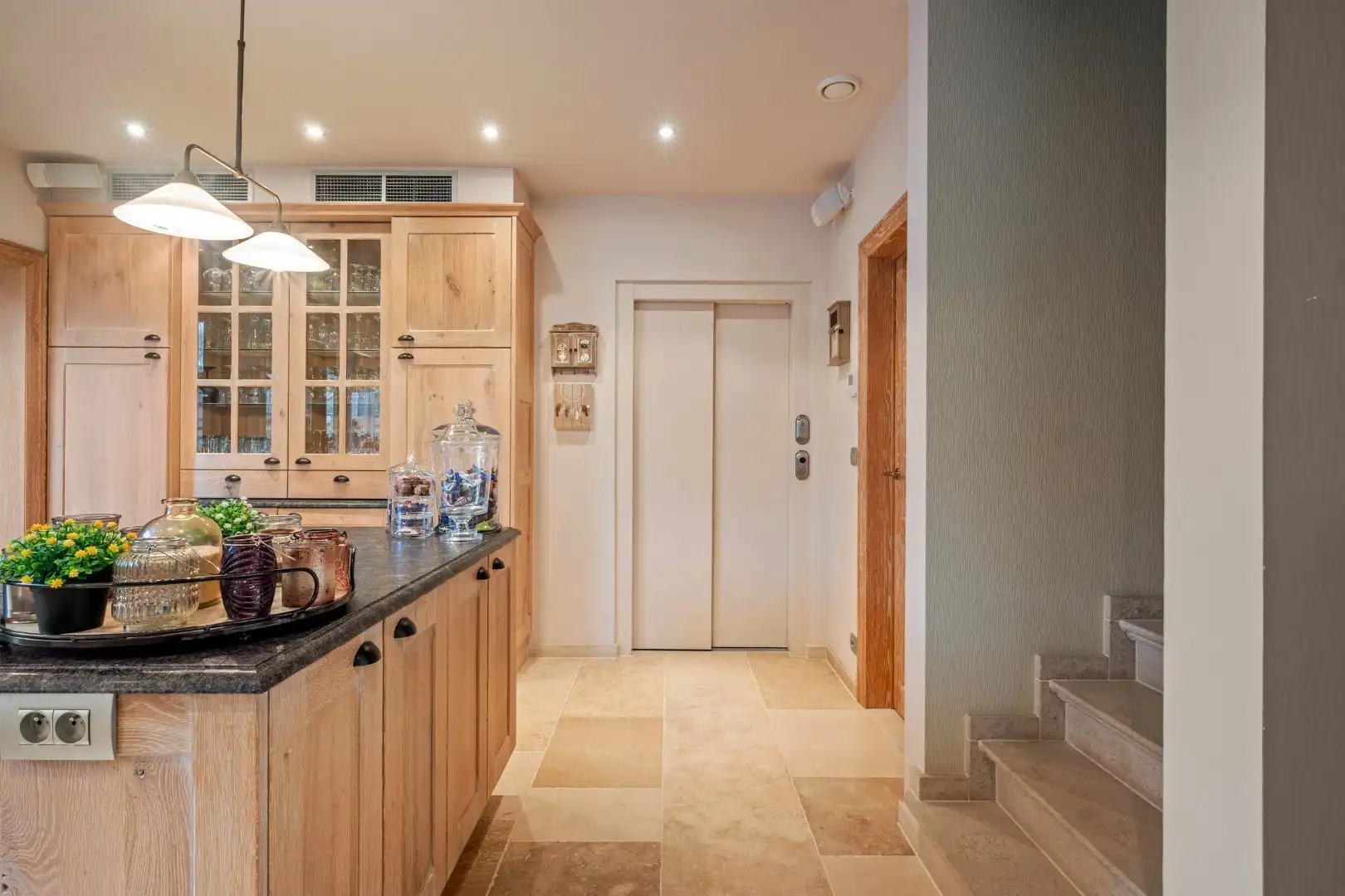 Recente halfopen woning met 3 slaapkamers, lift, garage en tuin op topligging in Ieper foto 9