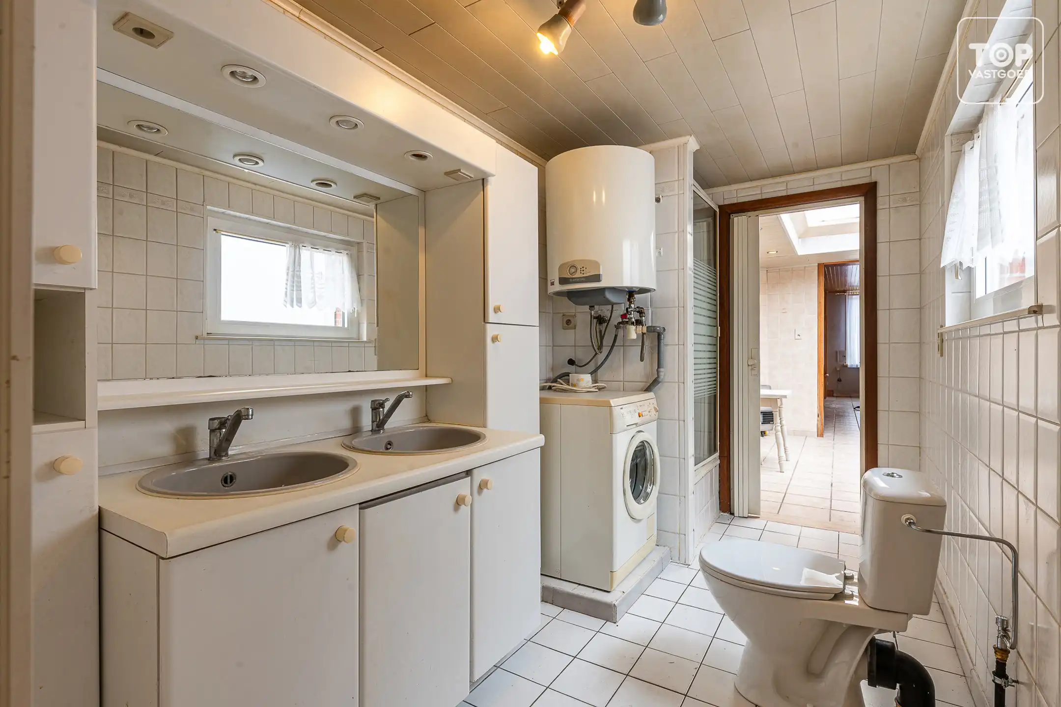 Woning met 2 slaapkamers, zolder en buitenkoer op een steenworp van het historisch centrum.  foto 10
