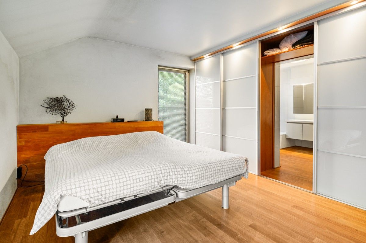 Verrassend ruime woning op 1289 m² gelegen aan een bosrand met mogelijkheid tot 4 slaapkamers foto 13