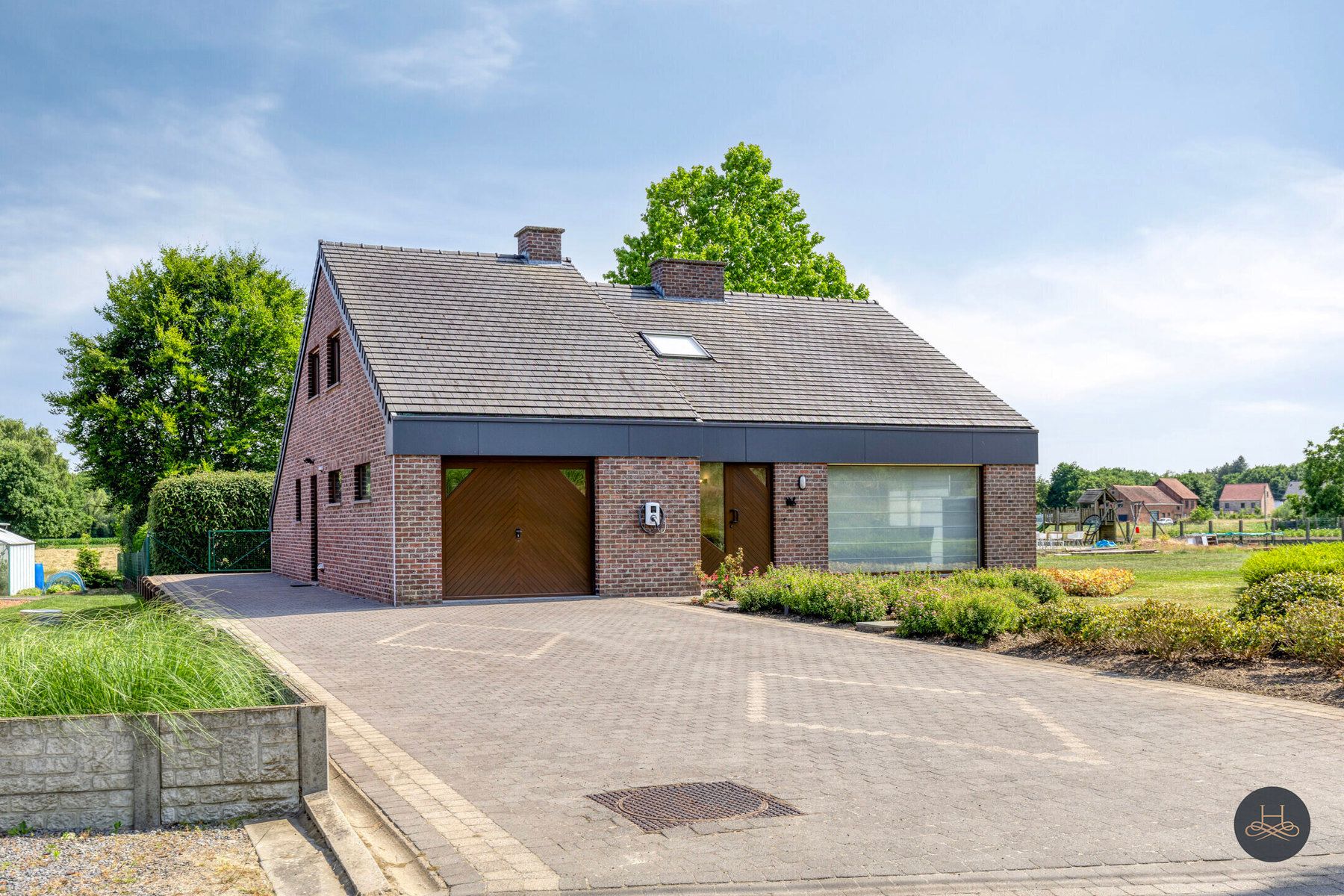 Ruime gezinswoning met ruime tuin en prachtig uitzicht foto {{pictureIndex}}