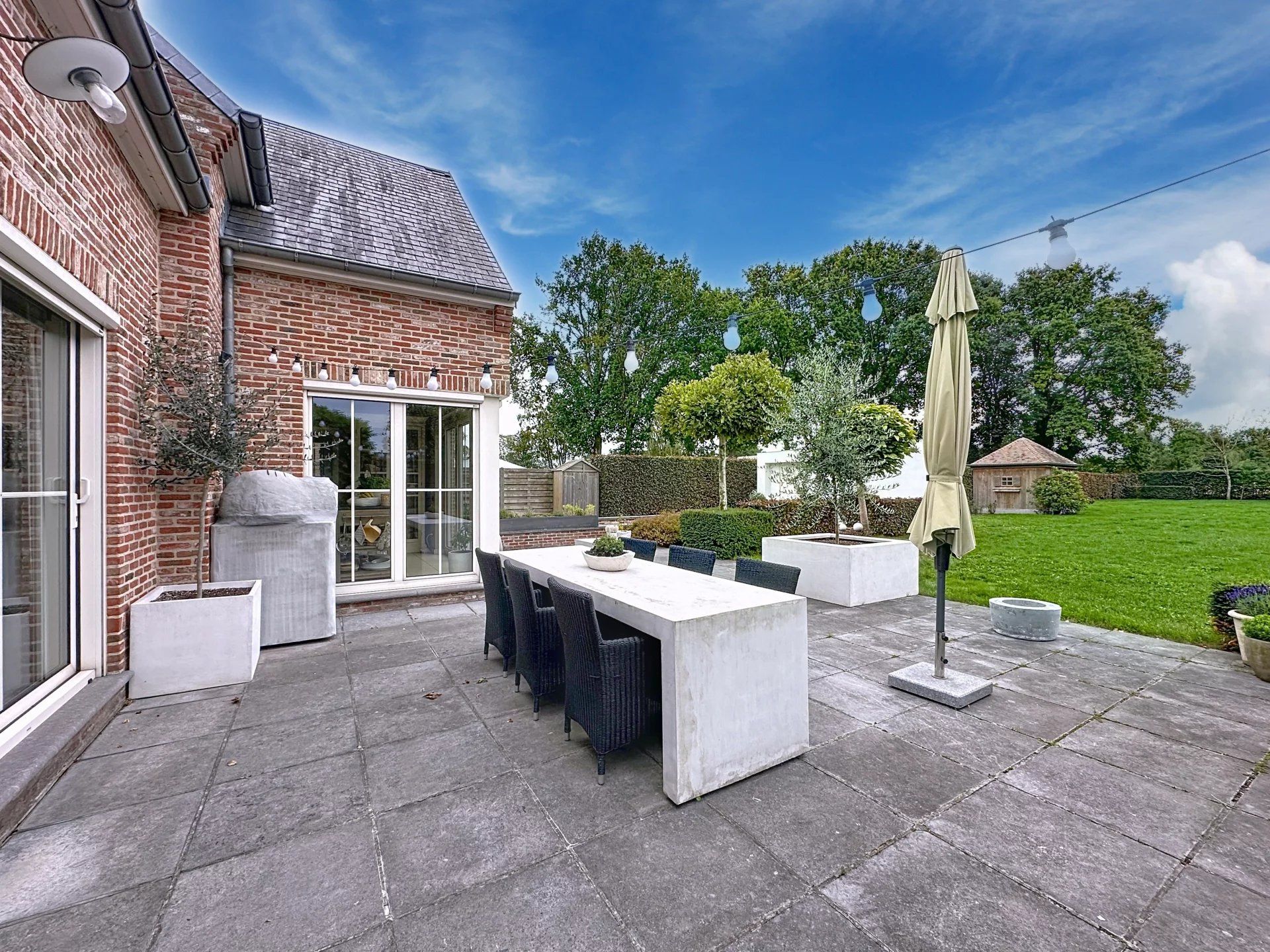 Prachtige landelijke gelegen vrijstaande woning uit 2001, gelegen op een perceel van 16a 43ca. Deze woning biedt comfort, ruimte en privacy met hoogwaardige afwerking en moderne gemakken. foto 48