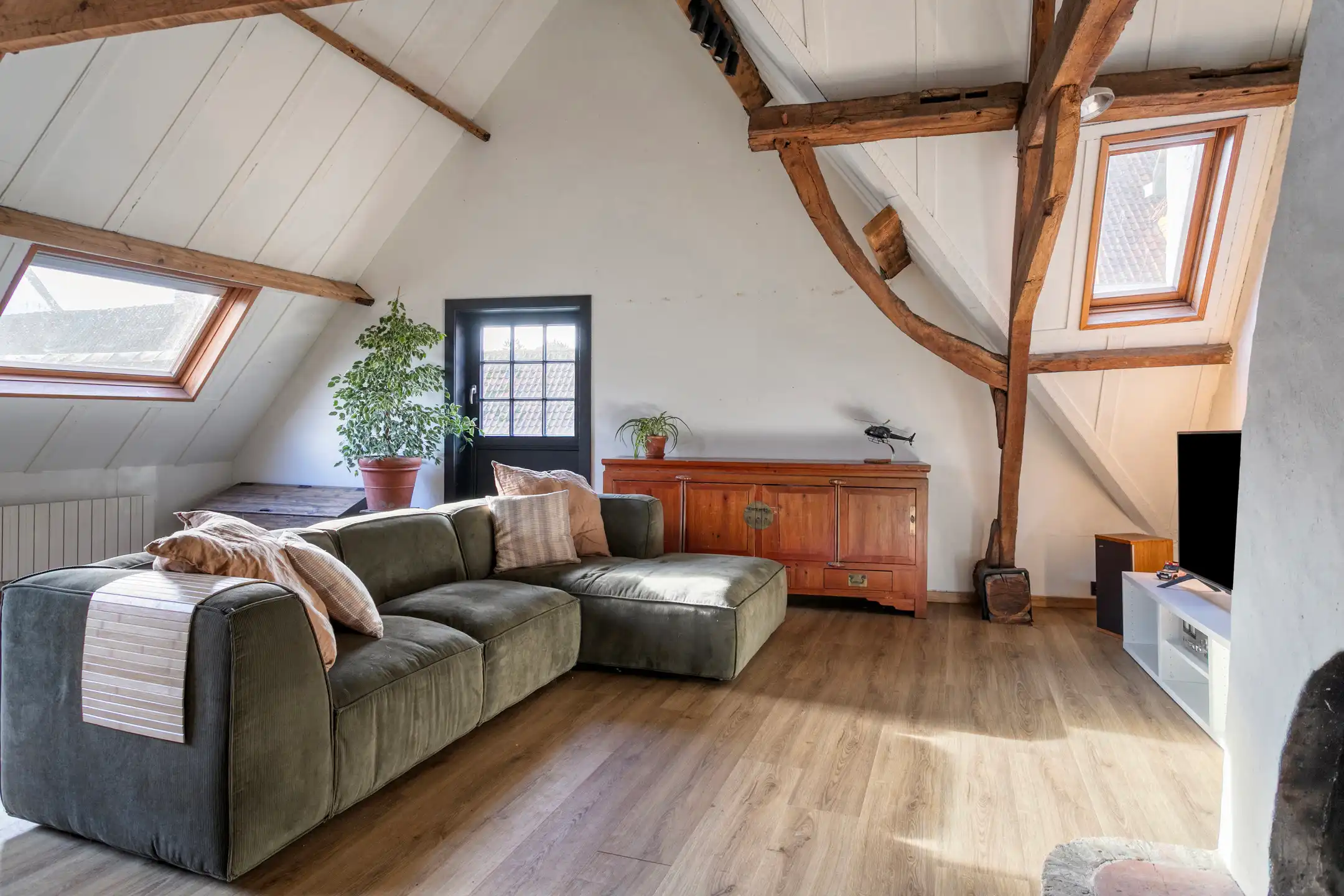 Karaktervol handelspand met appartement in centrum Damme foto 5