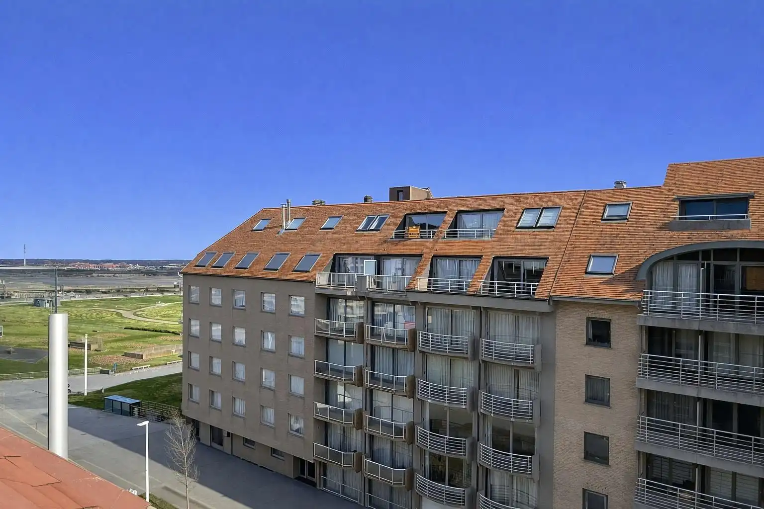 Instapklaar en gemeubeld dakappartement met topligging in Nieuwpoort-Bad foto {{pictureIndex}}