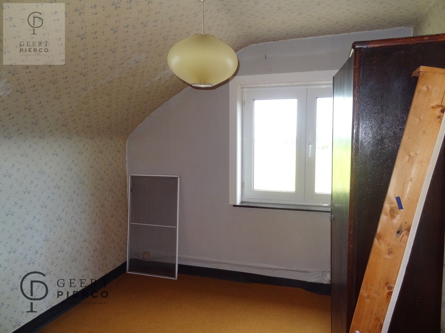 Centraal tussen Hasselt en Sint-Truiden, treffen we aan de Steenweg 56 te Alken deze te renoveren woning met drie slaapkamer, garage en tuin op een perceel van 8a03ca (breedte perceel circa 22m). foto 16