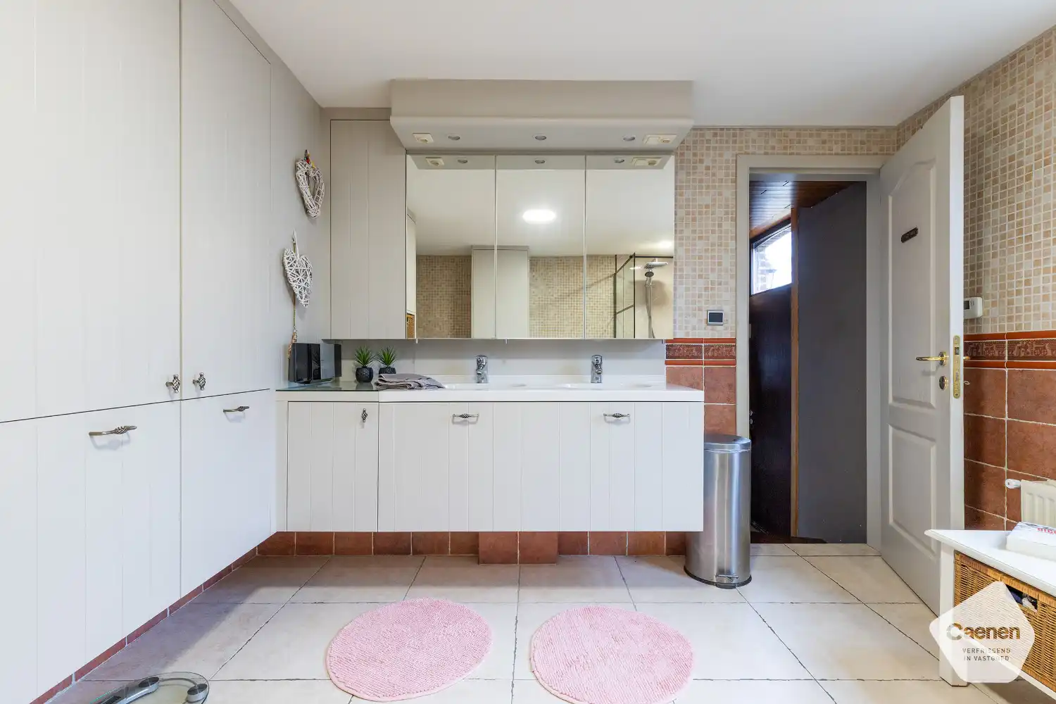 AUTHENTIEKE WONING op 3060&nbsp;m²&nbsp;in landelijke omgeving met 5 slaapkamers en 2 ruime bijgebouwen foto 13