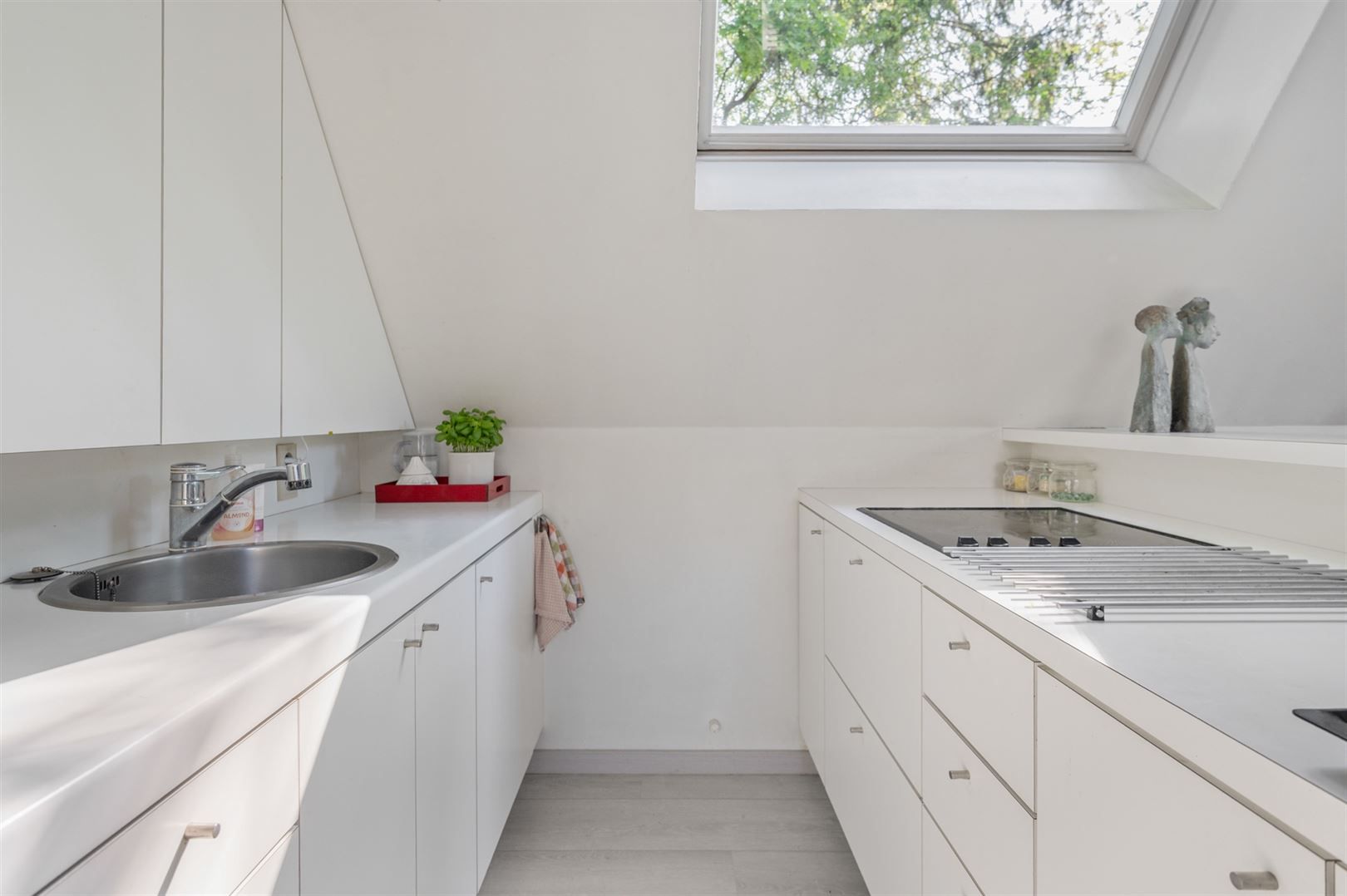 Te renoveren woning met grote tuin en garages in landelijke omgeving foto 15