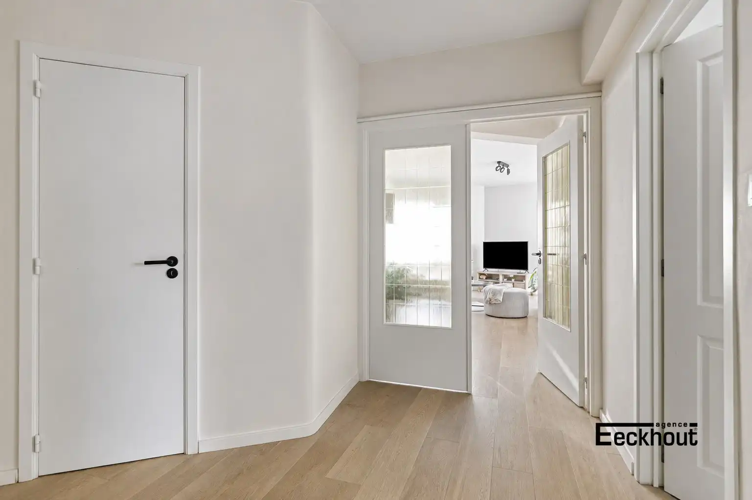 Instapklaar appartement met terras en 2 slaapkamers op gunstige ligging. foto 2