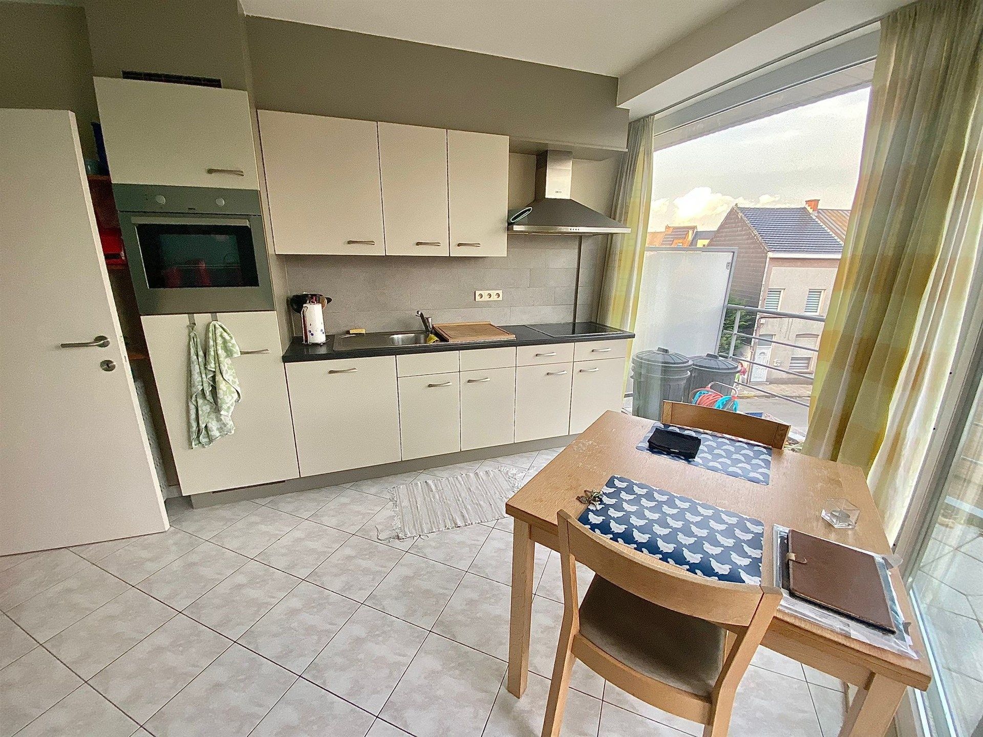 Ruim appartement met twee slaapkamers en terras foto 5