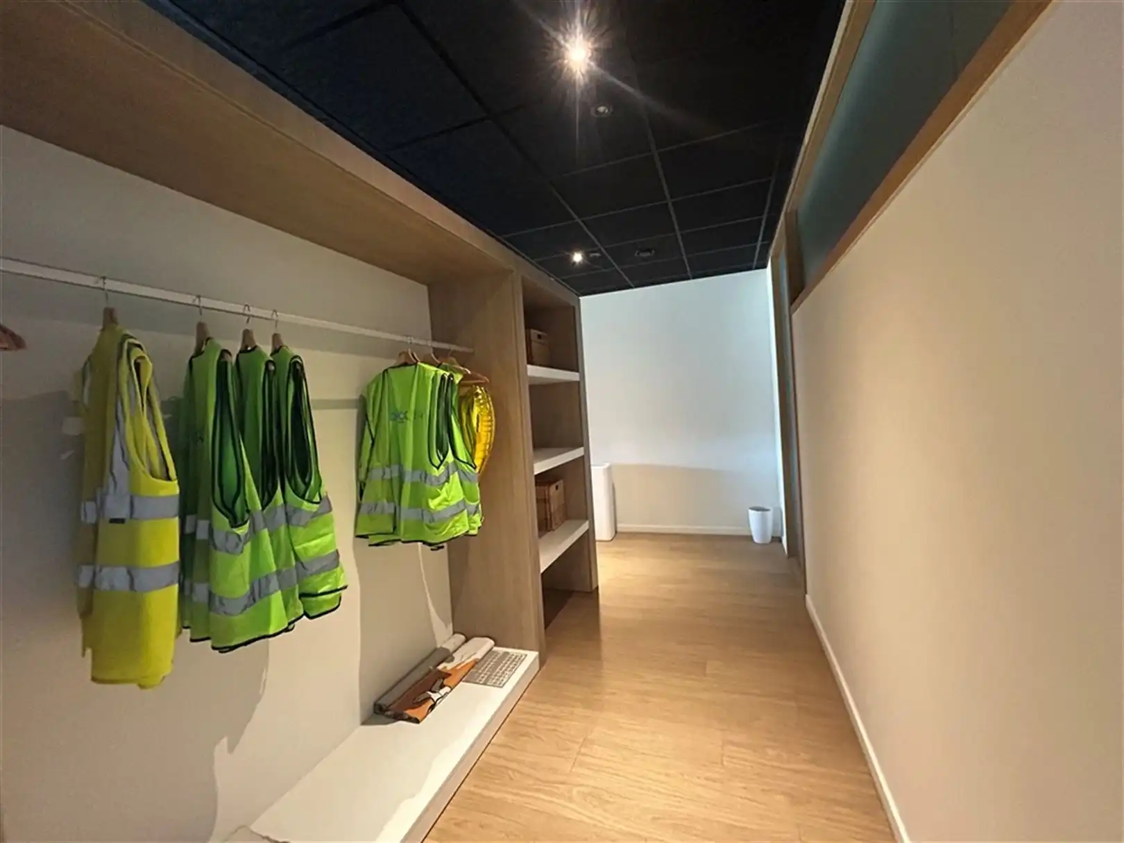 Hedendaags kantoorgebouw met magazijn foto 10