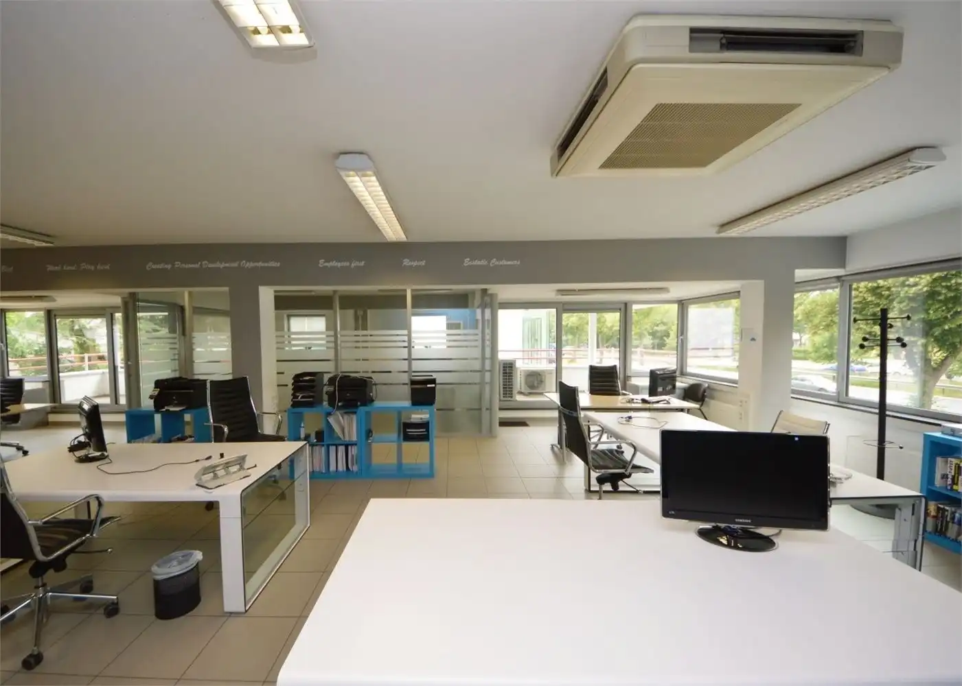 INSTAPKLAAR KANTOOR MET 6 PRIVE PARKEERPLAATSEN NABIJ E40 KAREELSTRAAT foto 5