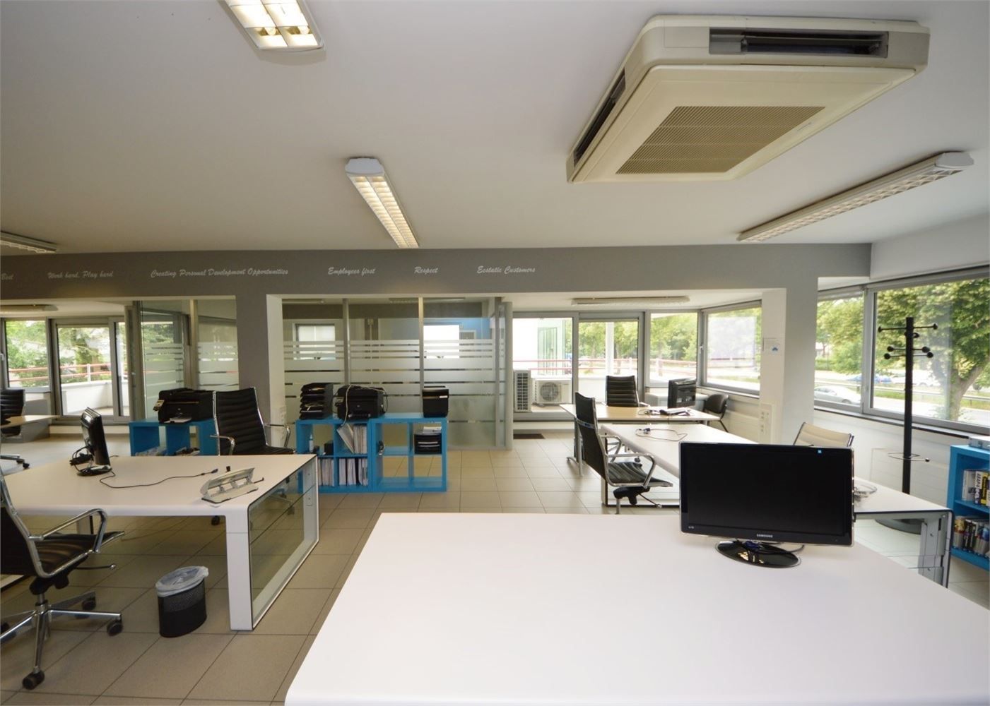 INSTAPKLAAR KANTOOR MET 6 PRIVE PARKEERPLAATSEN NABIJ E40 KAREELSTRAAT foto 5