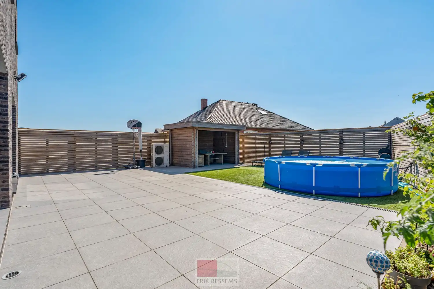 Deze moderne halfopen woning, gebouwd in 2016, biedt een bewoonbare oppervlakte van maar liefst 232 m² op een perceel van 377 m² en maar liefst 5 slaapkamers waarvan er eentje in gebruik is als bureau. foto 26