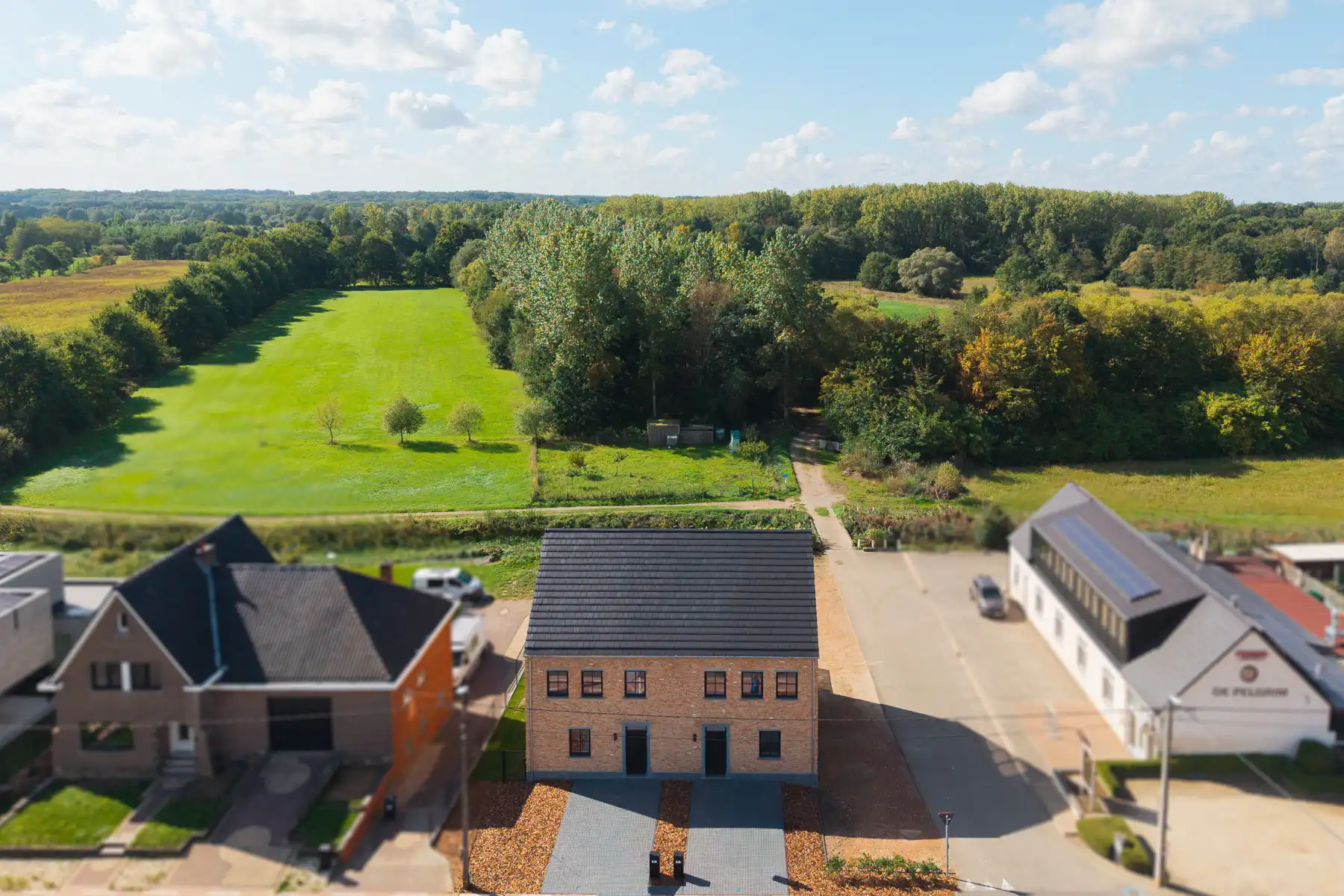 Modern en energiezuinig wonen met prachtig uitzicht. foto {{pictureIndex}}